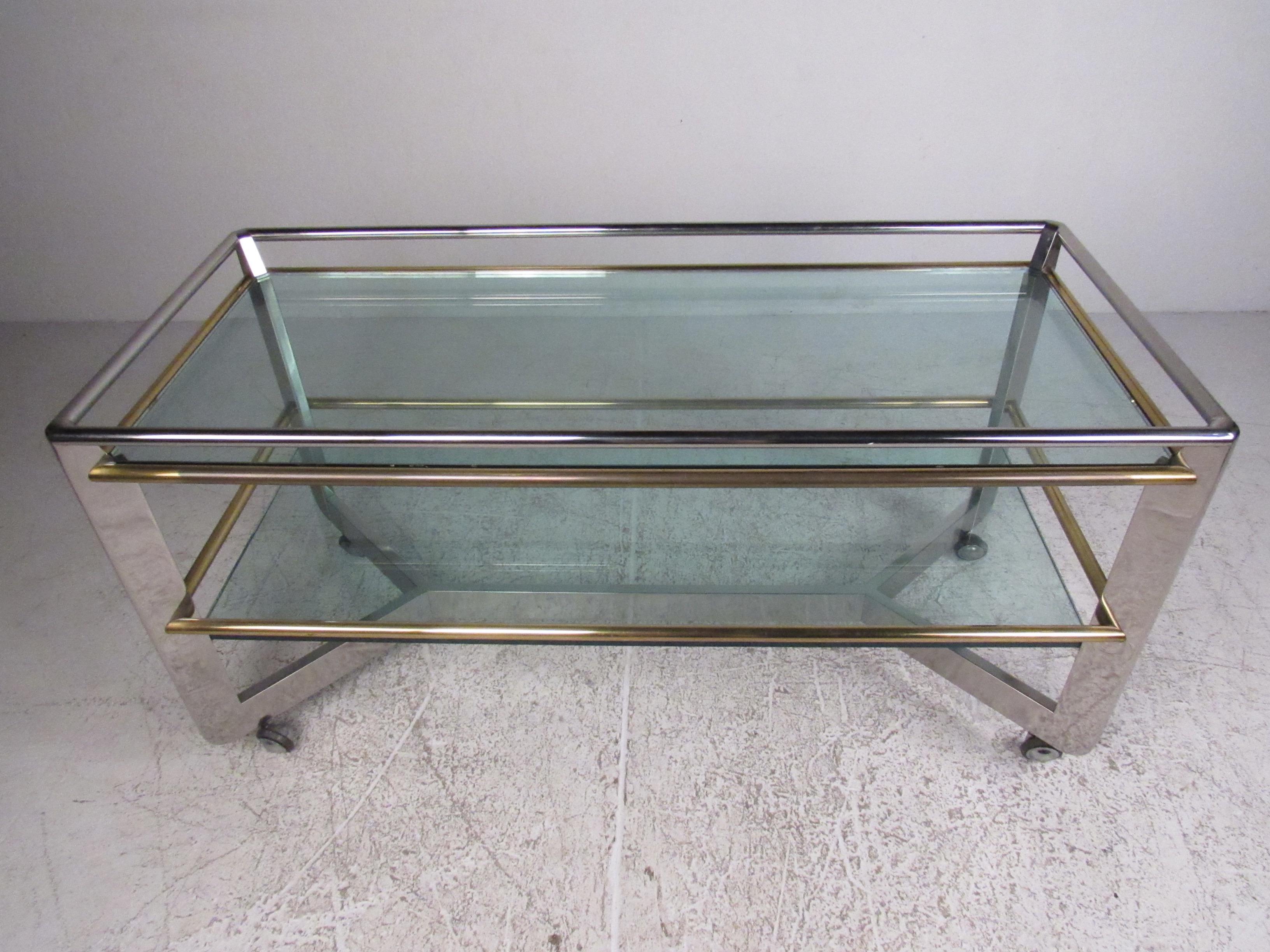 Brass and Chrome Service Cart In Good Condition For Sale In Brooklyn, NY