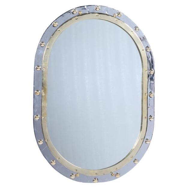 Provenant d'un navire désarmé, un hublot fixe ovale en chrome et laiton que nous avons transformé en miroir. Style classique. Des rivets ont été ajoutés, car ils se détachent lors du retrait des navires. Deux supports en laiton à l'arrière pour la