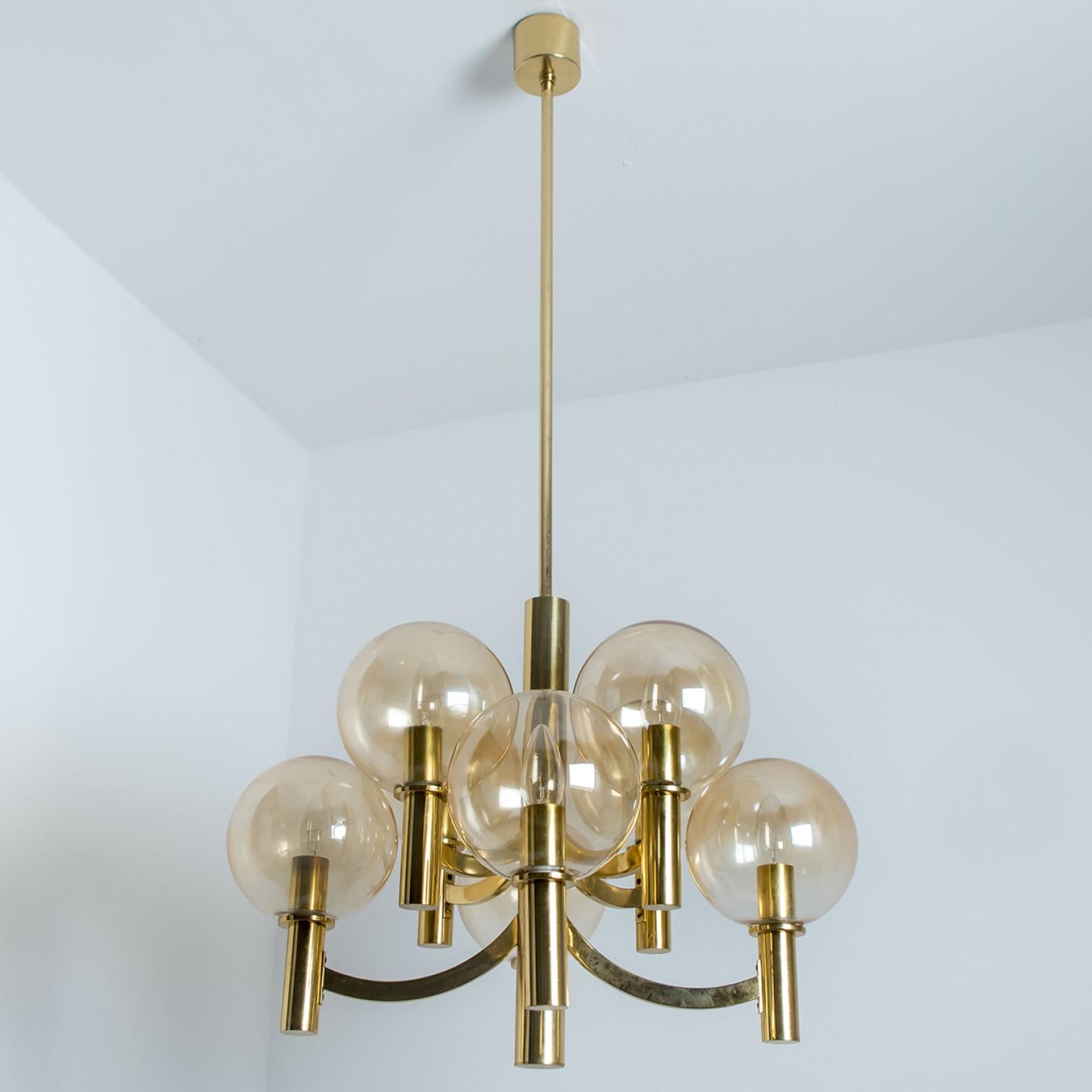 Wonderful chandelier with clear glass bowls and a brass base and fittings. Produced in the 1970s in the style of Hans-Agne Jakobsson. Illuminates beautifully.

Dimensions:
Height: 43.30