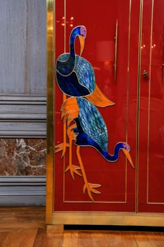 Le meuble en laiton et verre coloré