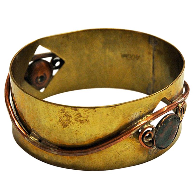 Beautiful vintage brass bracelet desinged and made by Norwegian silversmith Anna Greta Eker. This brass bracelet has decorative copper details on the outside combined with colored 