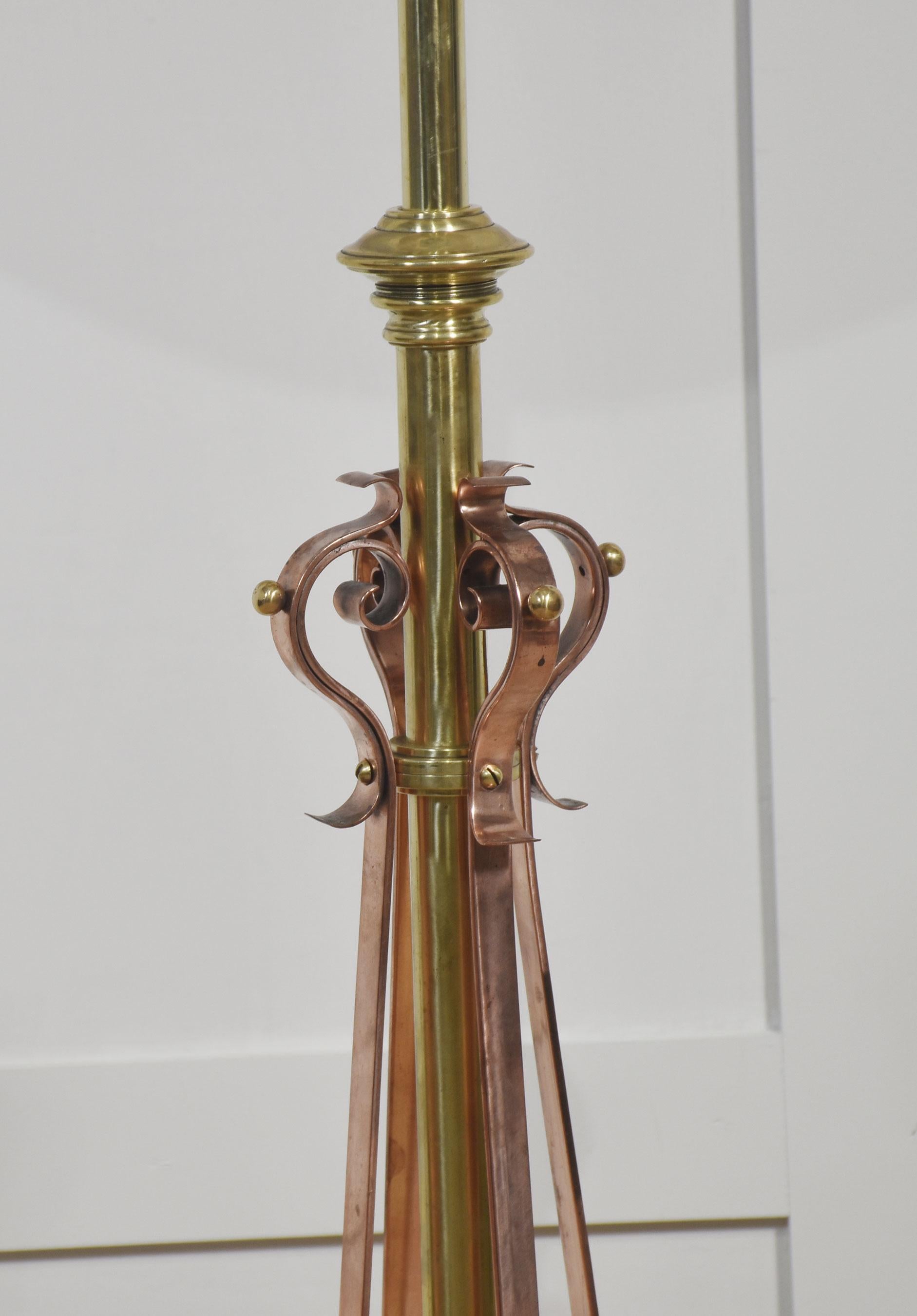 Lámpara estándar de latón y cobre siglo XX en venta