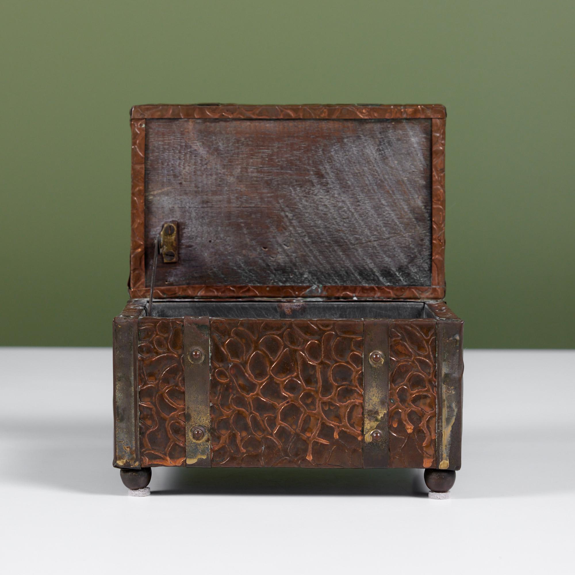 20ième siècle Boîte à couvercle en laiton et cuivre texturé en vente
