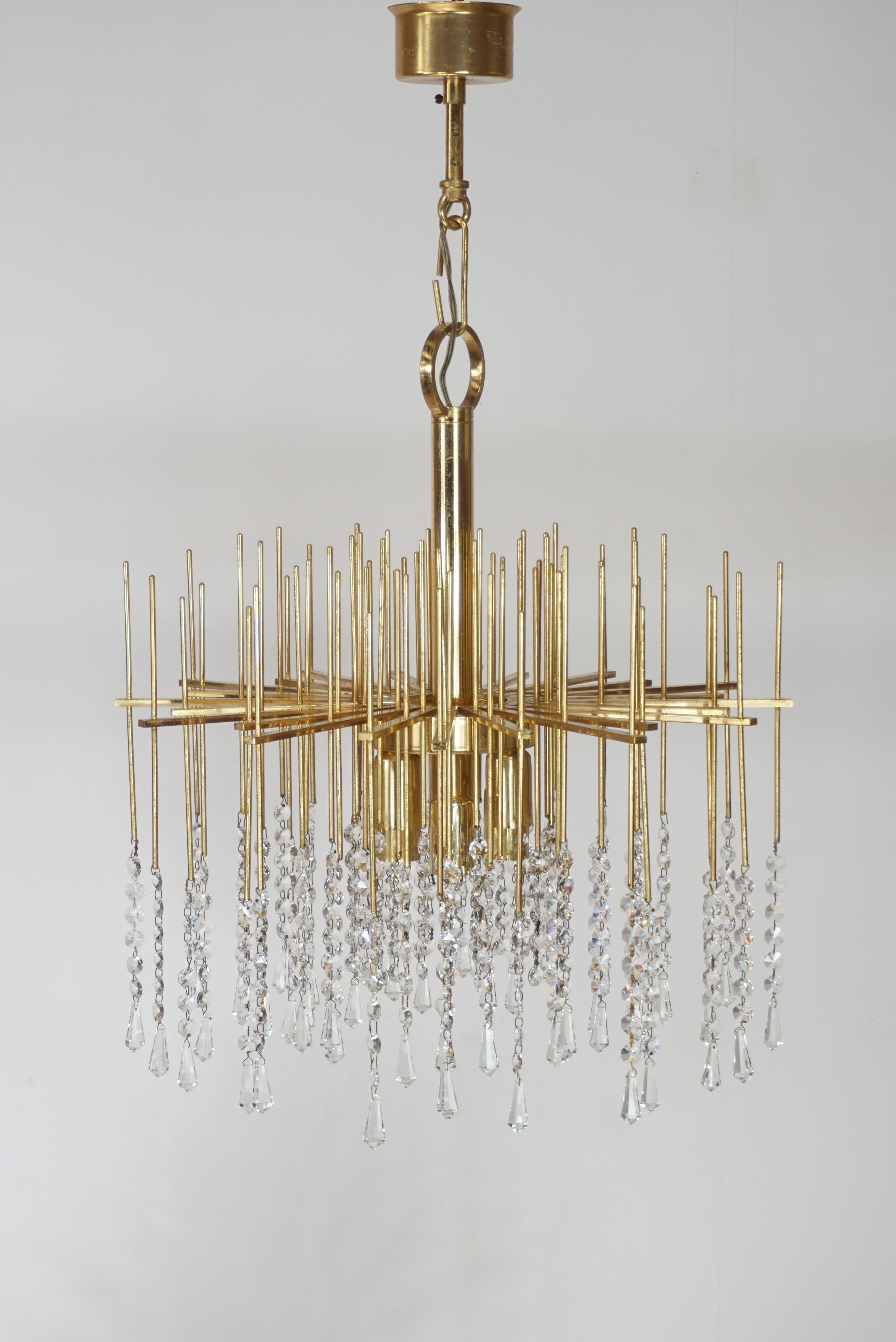 Brilliant and sparkling chandelier Hollywood Regency style brass structure and a myriad crystal pendants.