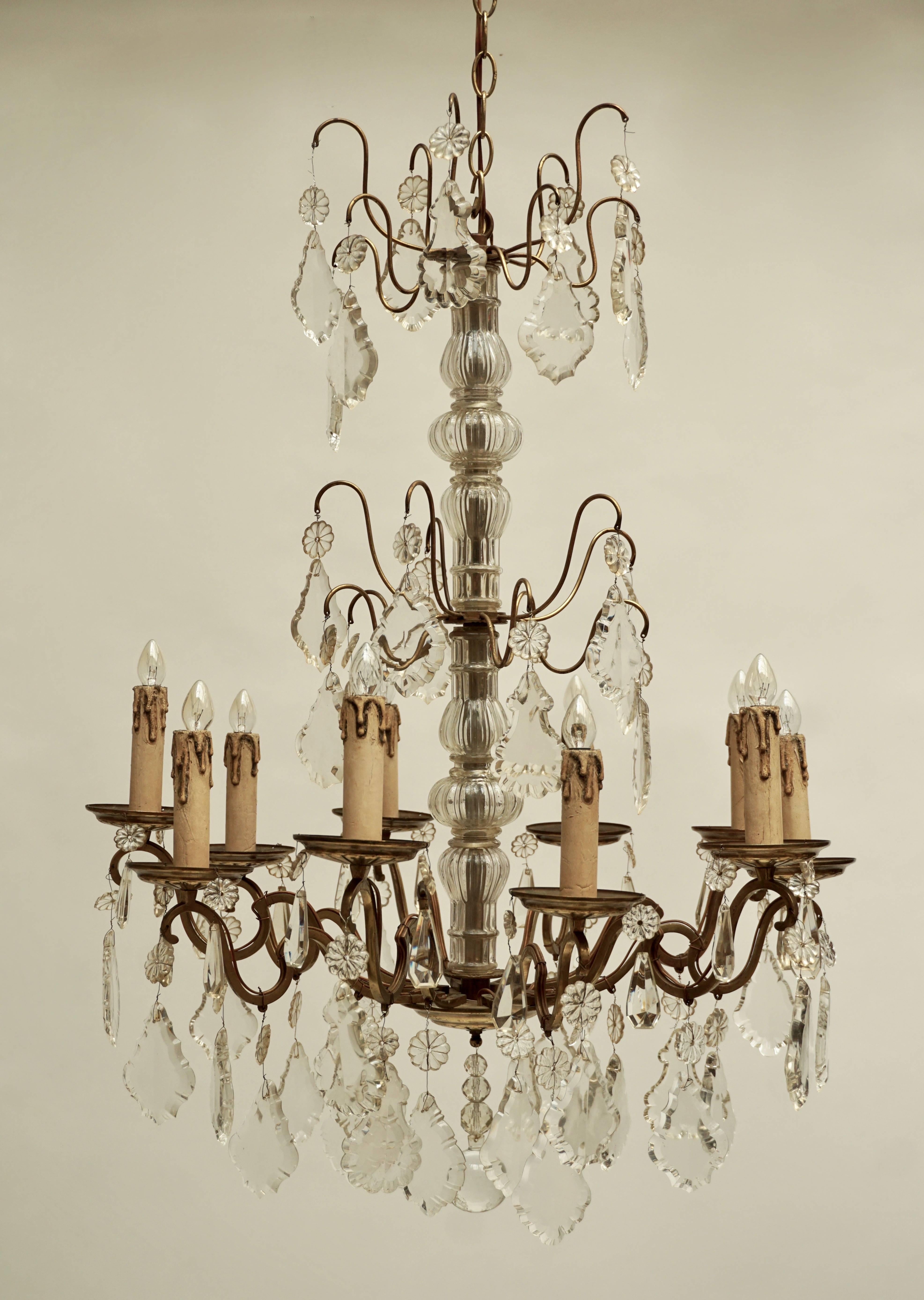 Brass and crystal glass chandelier with ten arms.
Height fixture 83 cm.
Total height with the chain 112 cm.
Diameter 60 cm.
Ten E14 bulbs.