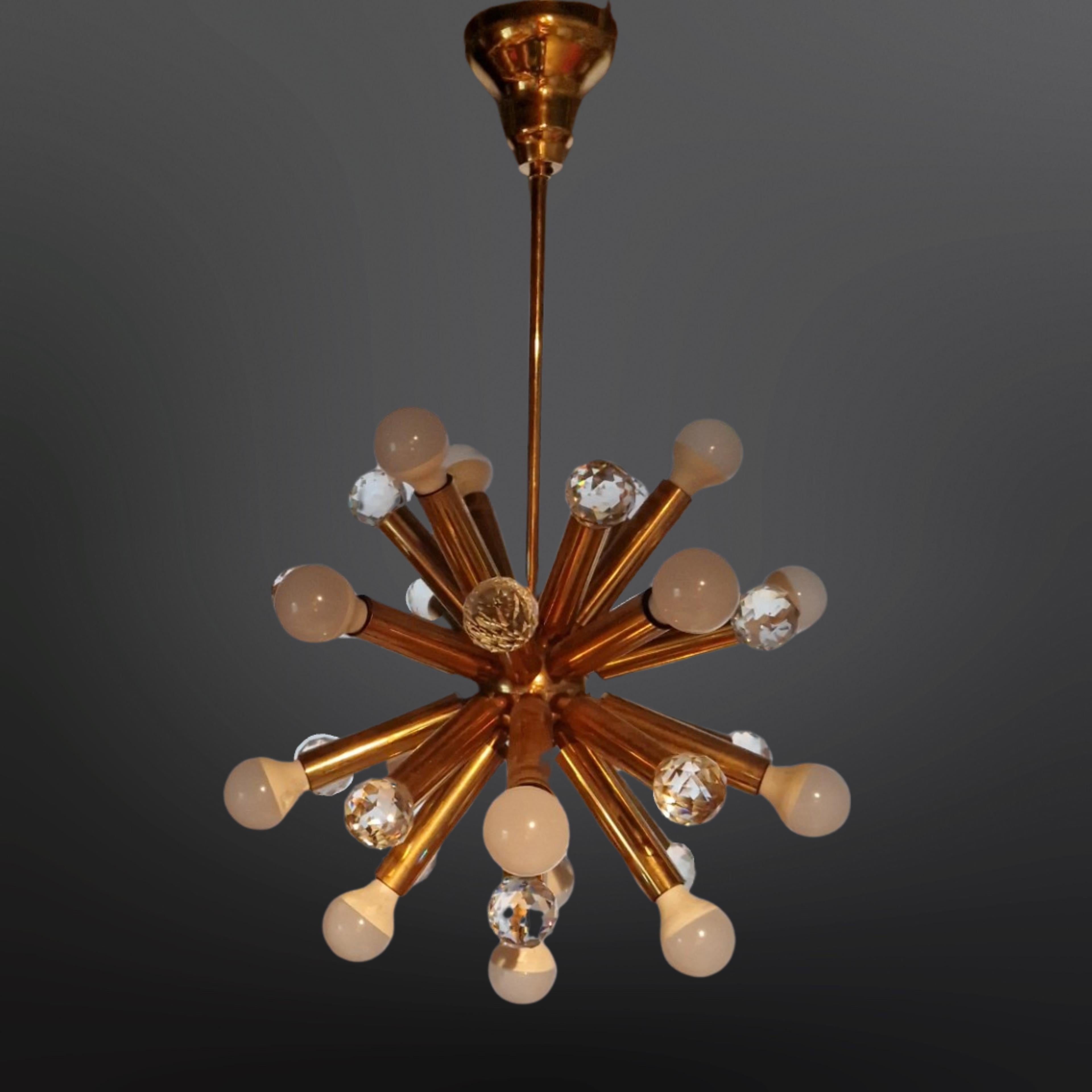 Lustre Sputnik du milieu du siècle. Conçue et fabriquée par Ernst Palme dans les années 1960, en Allemagne. La lampe comporte 17 lumières et est équipée de 16 globes de cristal Swarovski taillés à facettes qui reflètent la lumière dans toutes les
