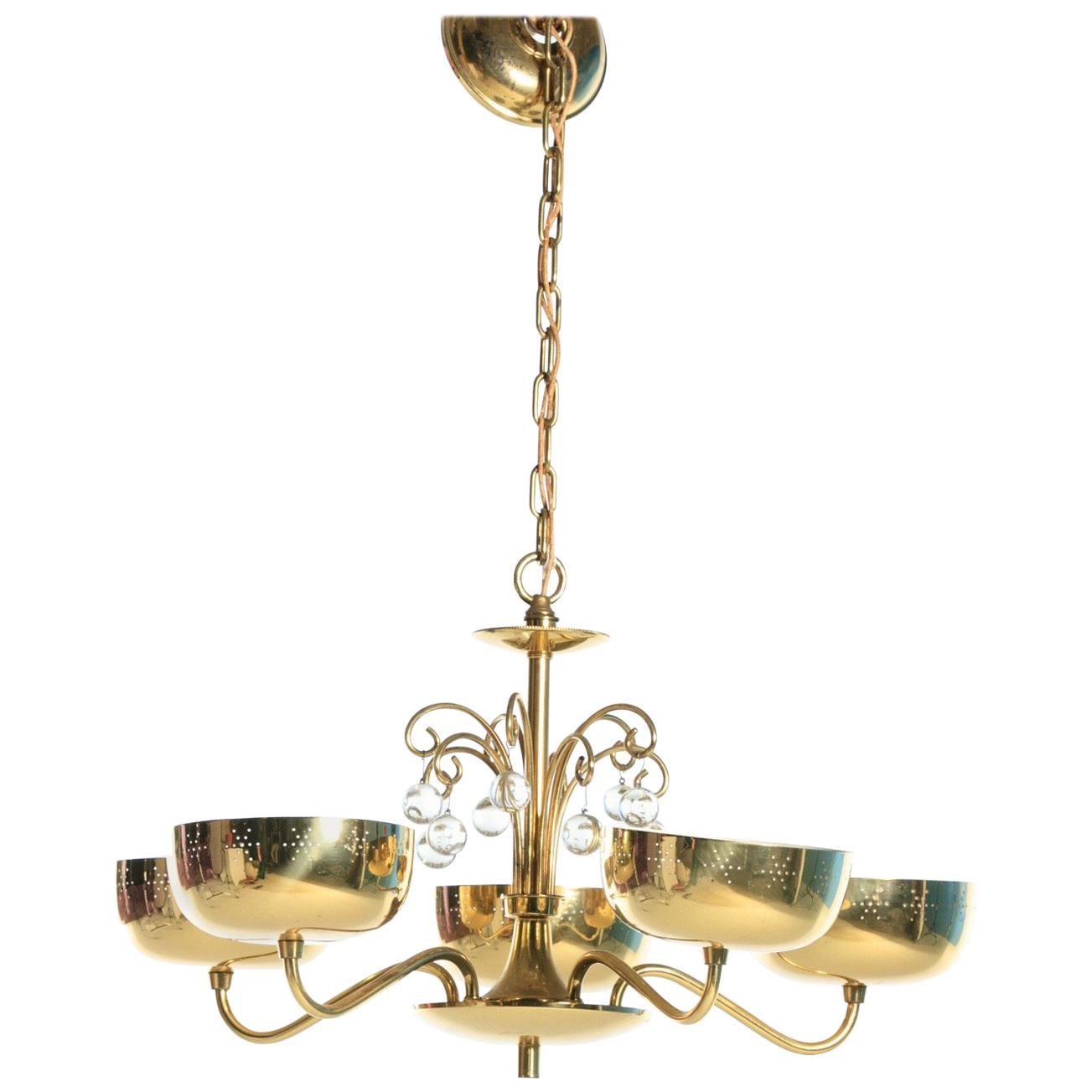 Lampadario in ottone e cristallo nello stile di Paavo Tynell in vendita