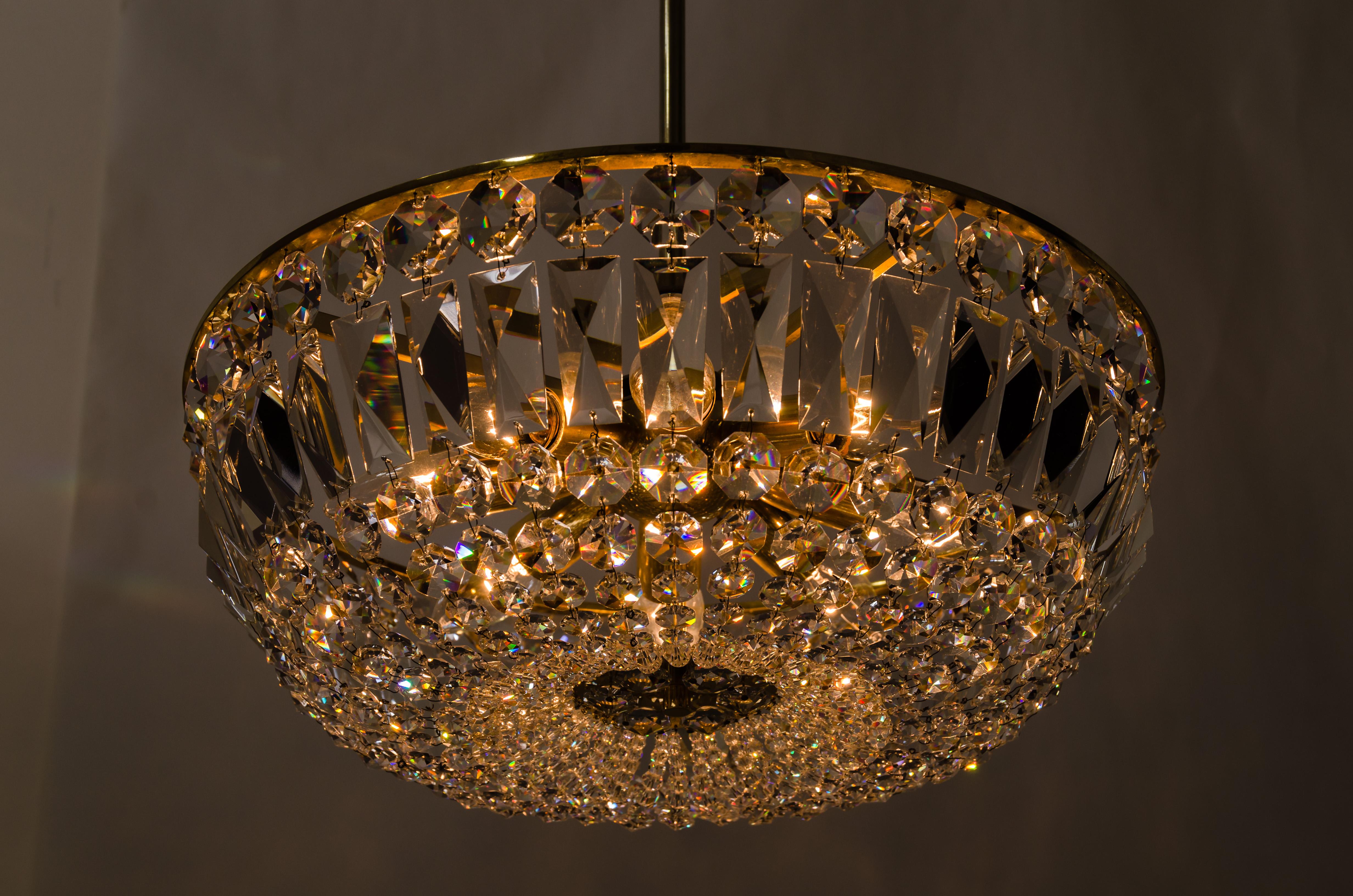 Lampadario in ottone e cristallo Vienna, anni '60 circa in vendita 3