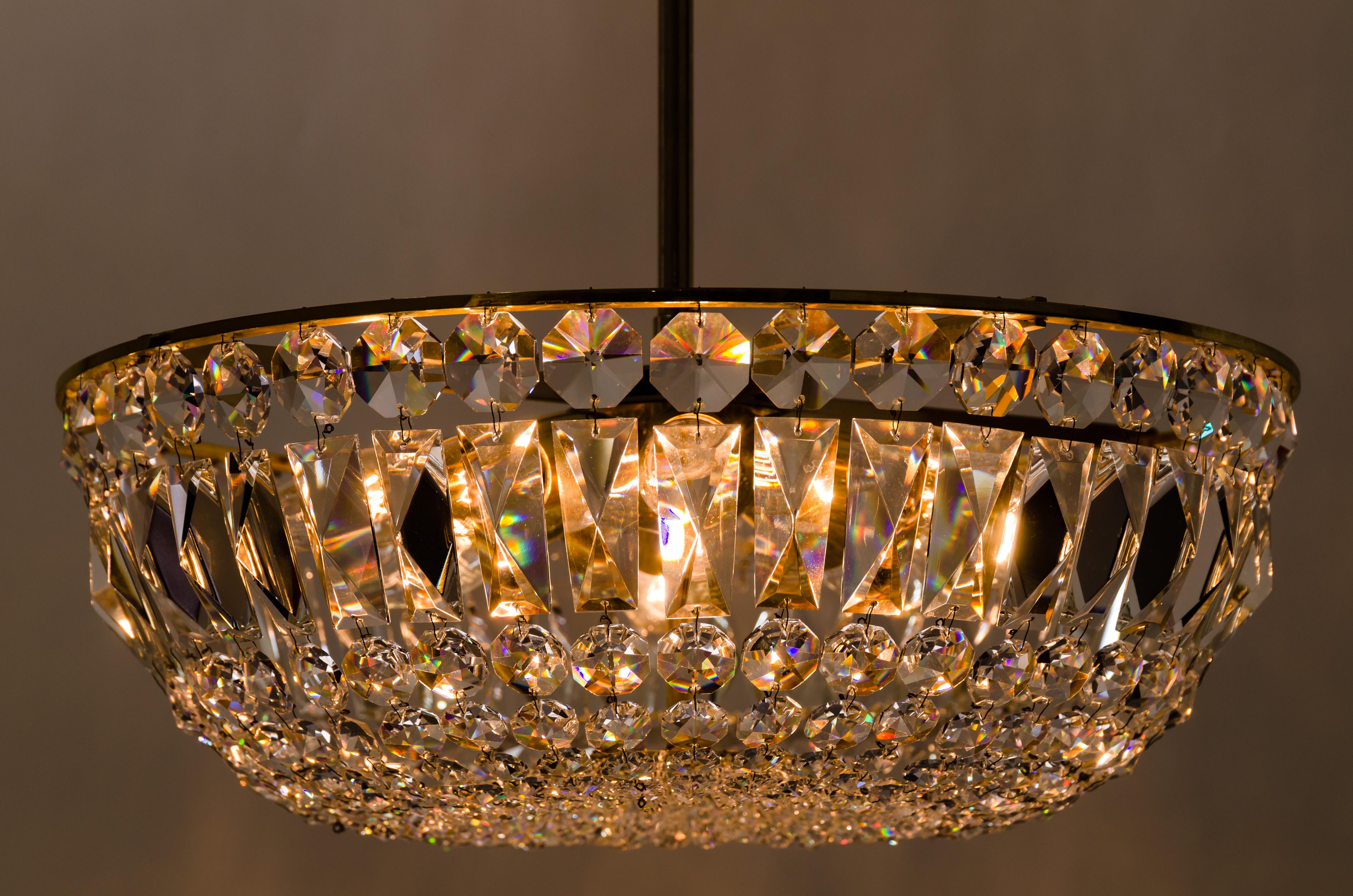 Lampadario in ottone e cristallo Vienna, anni '60 circa in vendita 8
