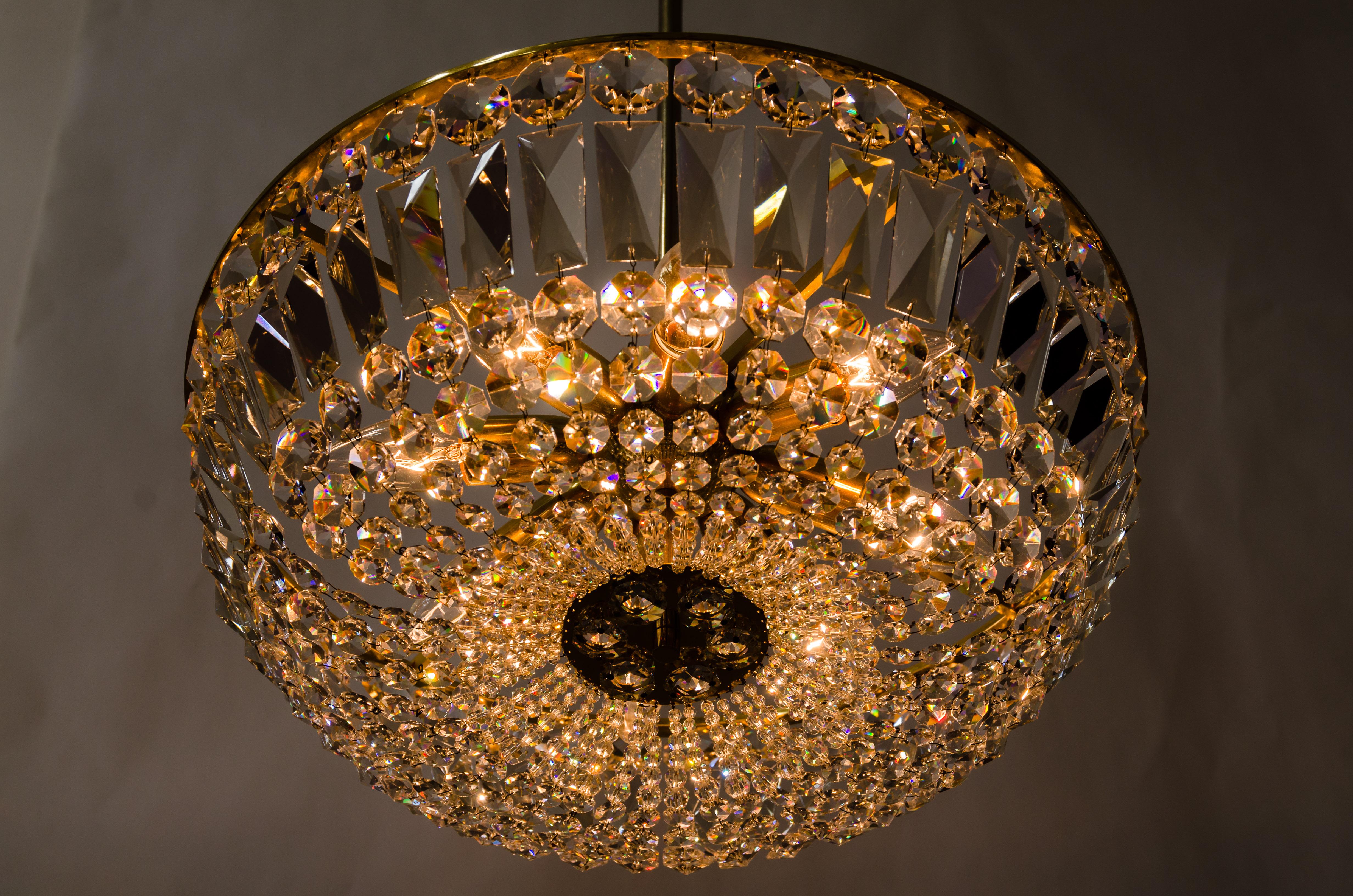 Lampadario in ottone e cristallo Vienna, anni '60 circa in vendita 9