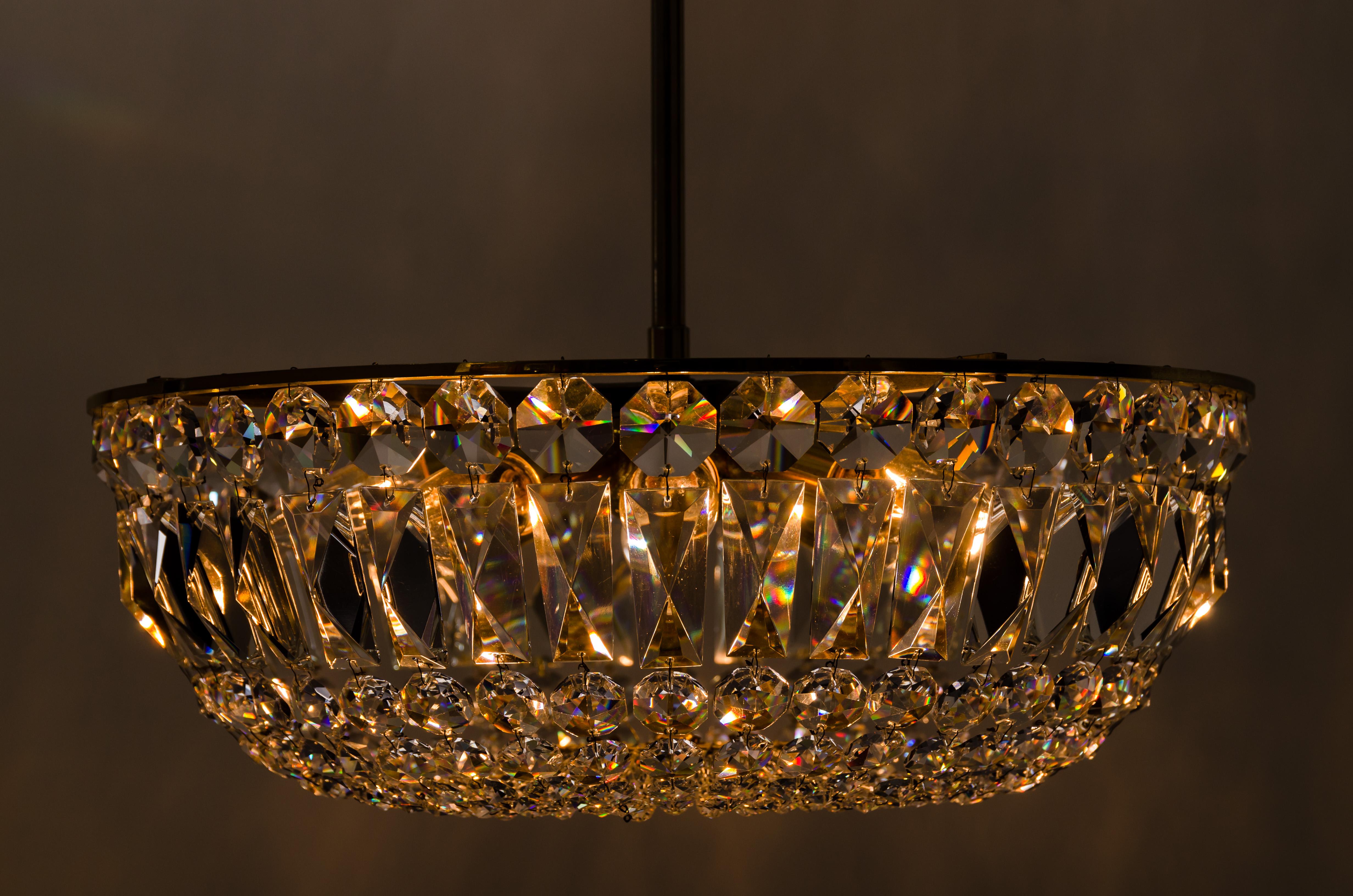 Lampadario in ottone e cristallo Vienna, anni '60 circa in vendita 10