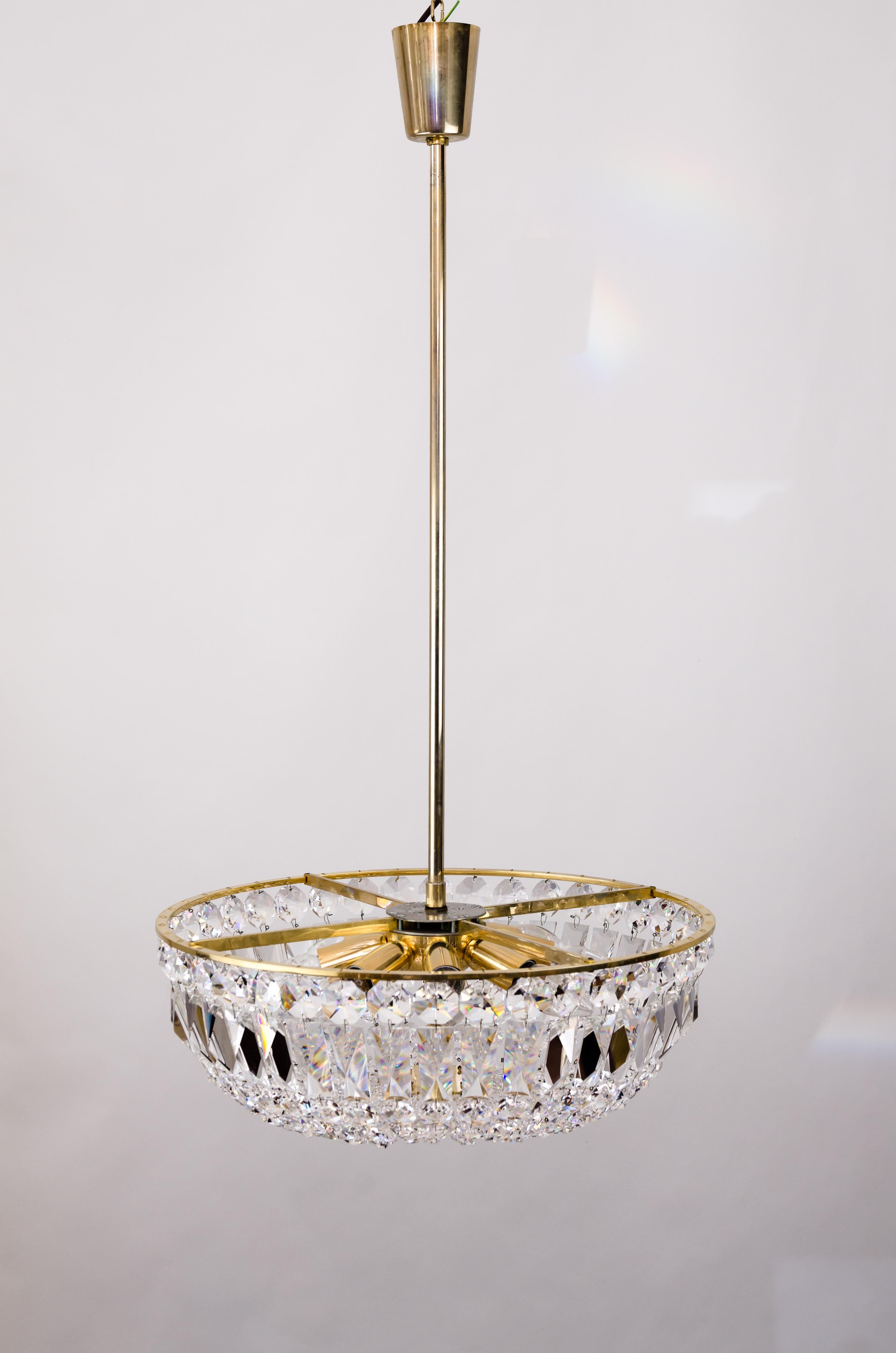 Austriaco Lampadario in ottone e cristallo Vienna, anni '60 circa in vendita