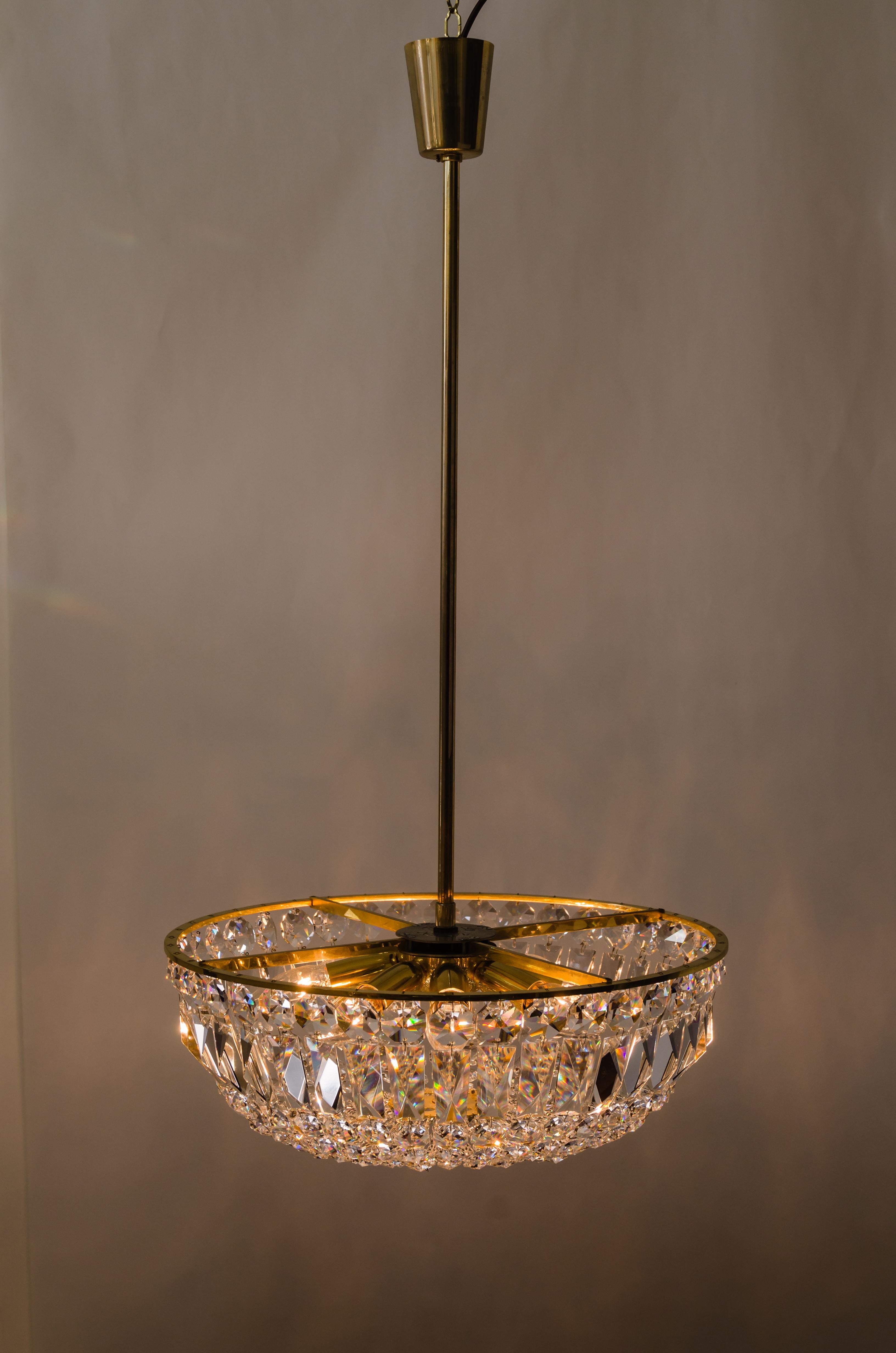 Lampadario in ottone e cristallo Vienna, anni '60 circa In condizioni buone in vendita a Wien, AT