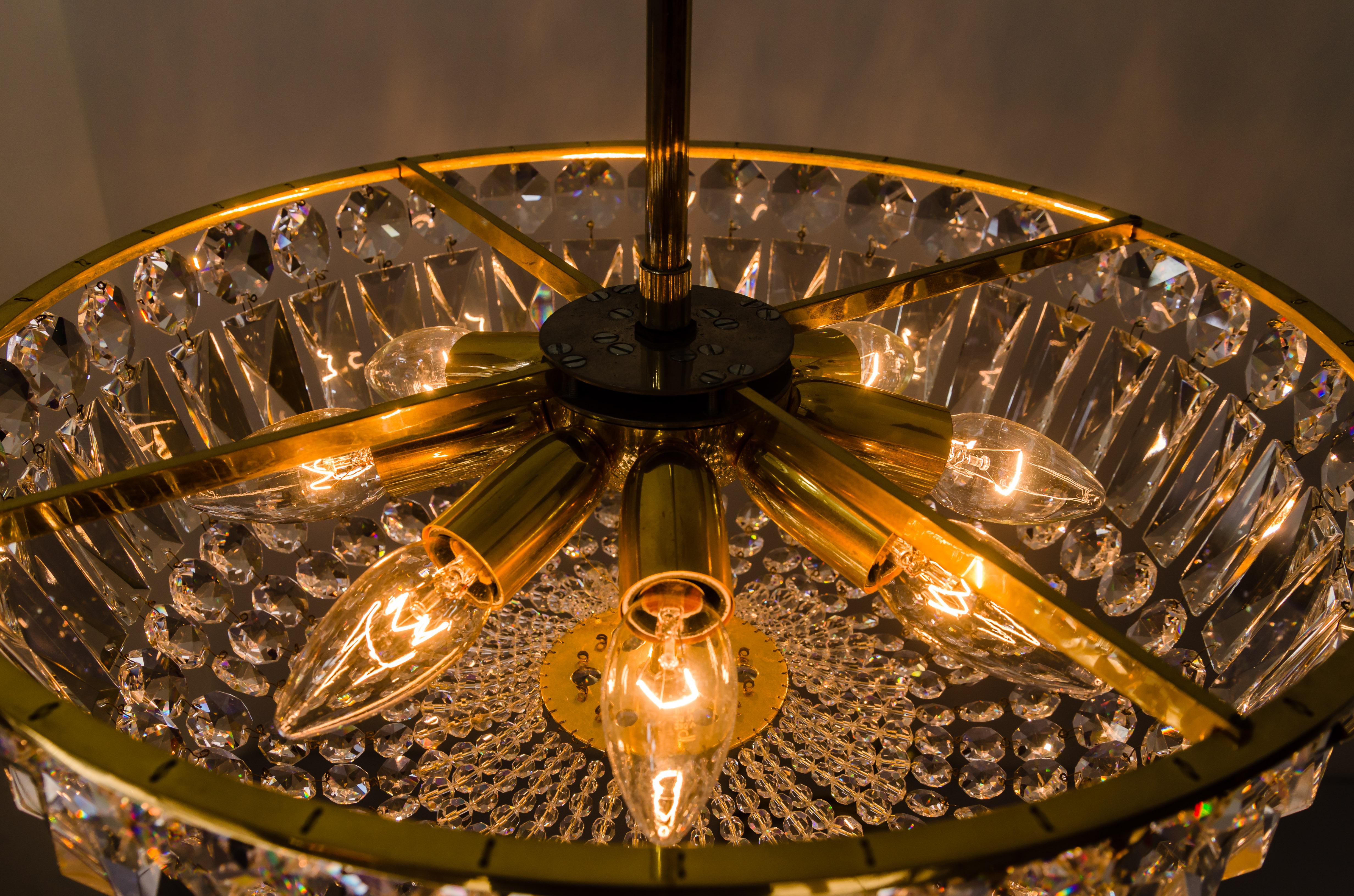 Lampadario in ottone e cristallo Vienna, anni '60 circa in vendita 1