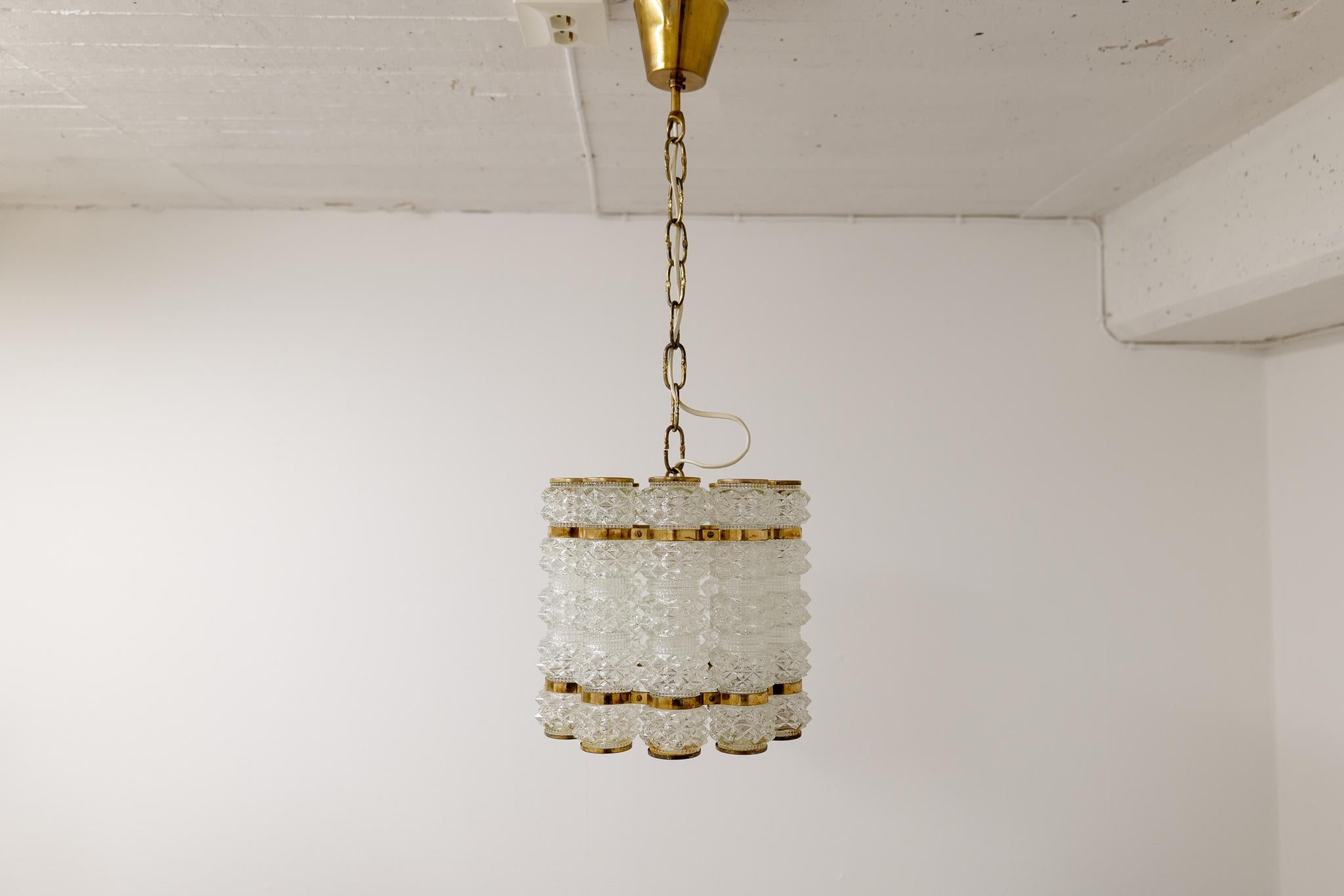 Scandinavo moderno Lampadario a cilindro in ottone e cristallo di Tyringe per Orrefors, Svezia in vendita