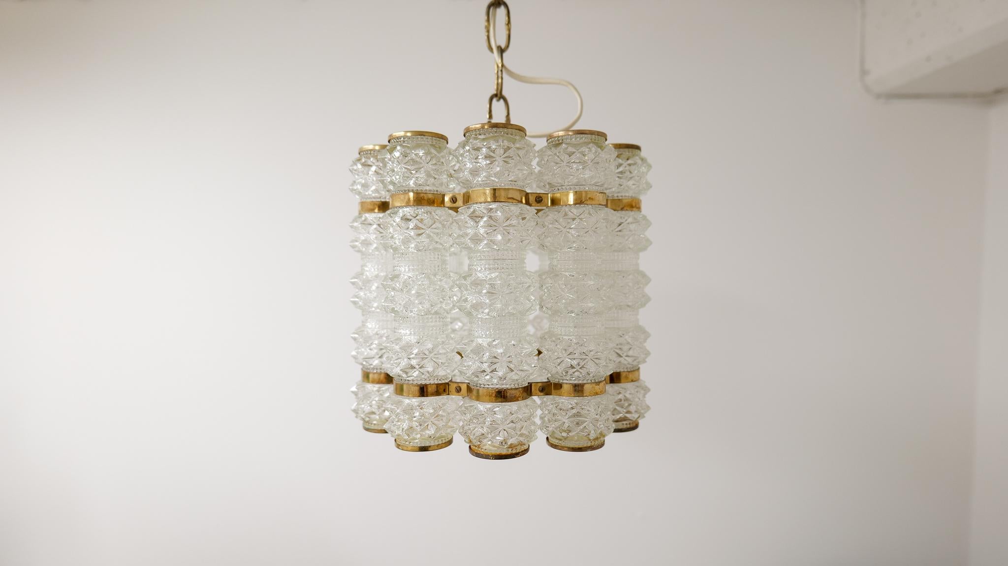 Metà XX secolo Lampadario a cilindro in ottone e cristallo di Tyringe per Orrefors, Svezia in vendita