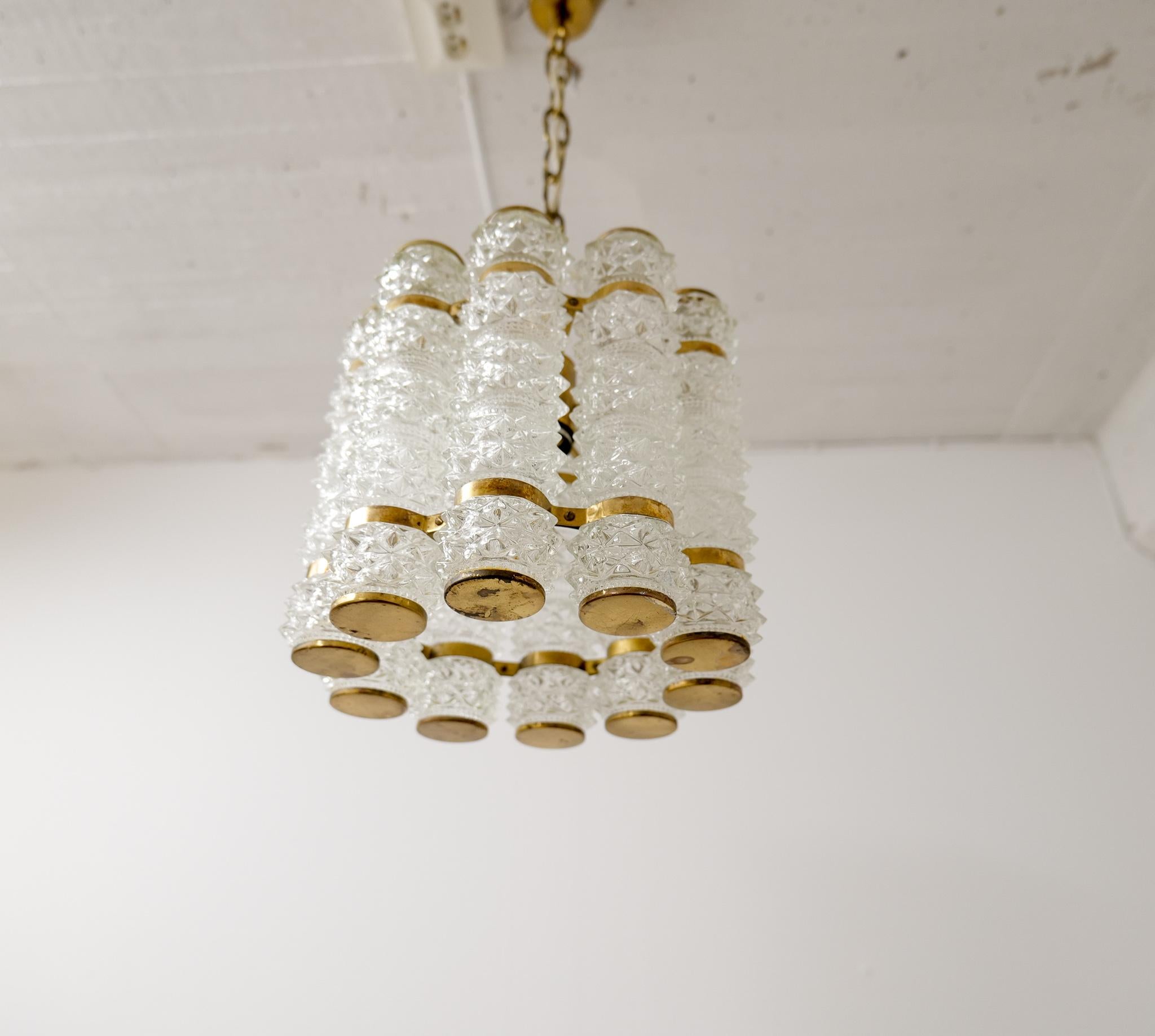 Ottone Lampadario a cilindro in ottone e cristallo di Tyringe per Orrefors, Svezia in vendita