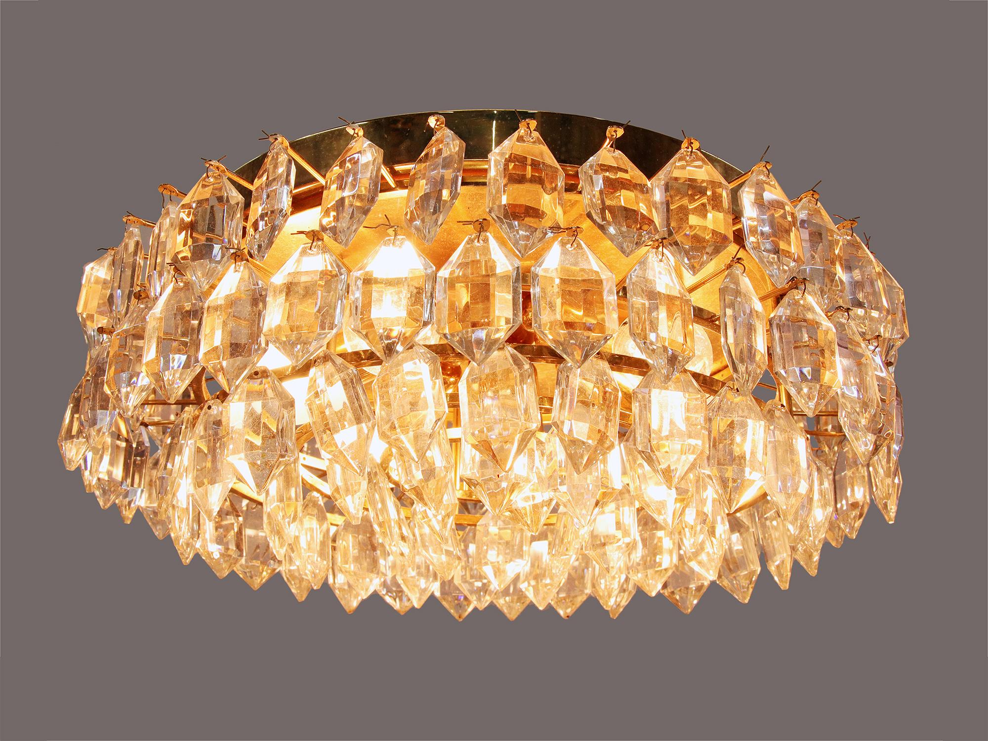 Elegant flush mount chandelier with faceted crystals on a brass frame. Manufactued by Lobmeyr / Bakalowits & Soehne, Austria in the 1960s. 

Measures: diameter 17