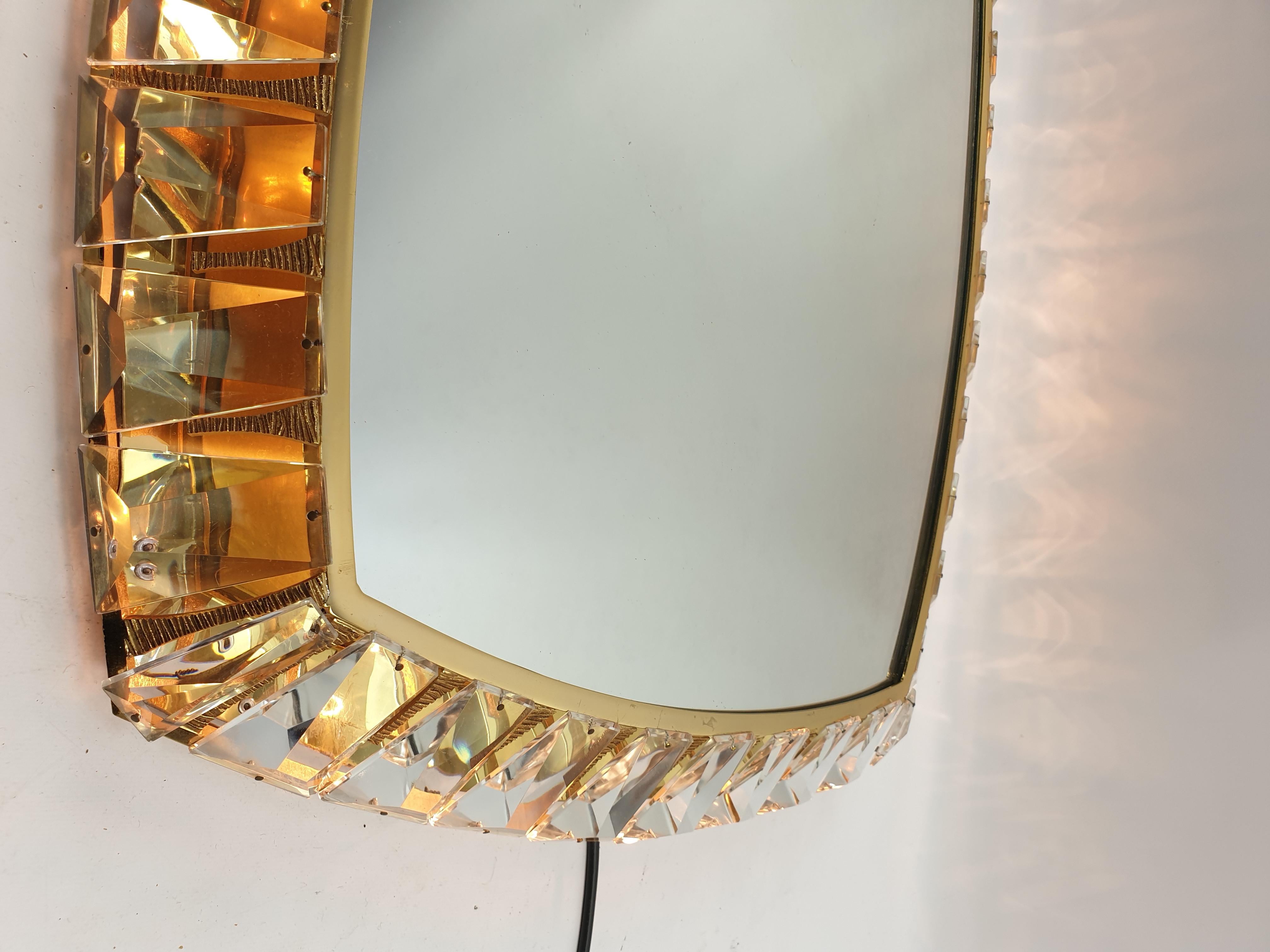 Beleuchteter Spiegel aus Messing und Kristallglas von Palwa, 1970er Jahre (Moderne der Mitte des Jahrhunderts) im Angebot