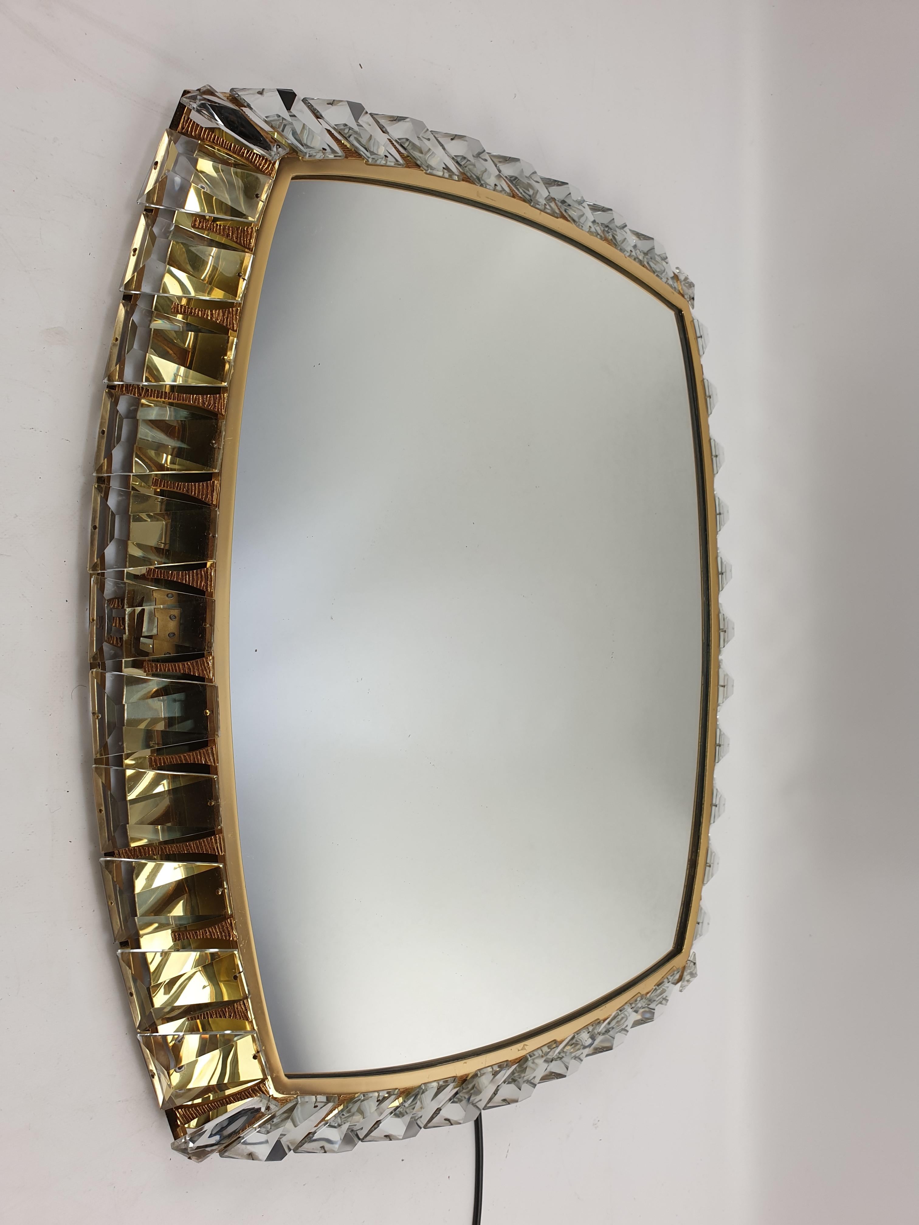 Beleuchteter Spiegel aus Messing und Kristallglas von Palwa, 1970er Jahre (Ende des 20. Jahrhunderts) im Angebot