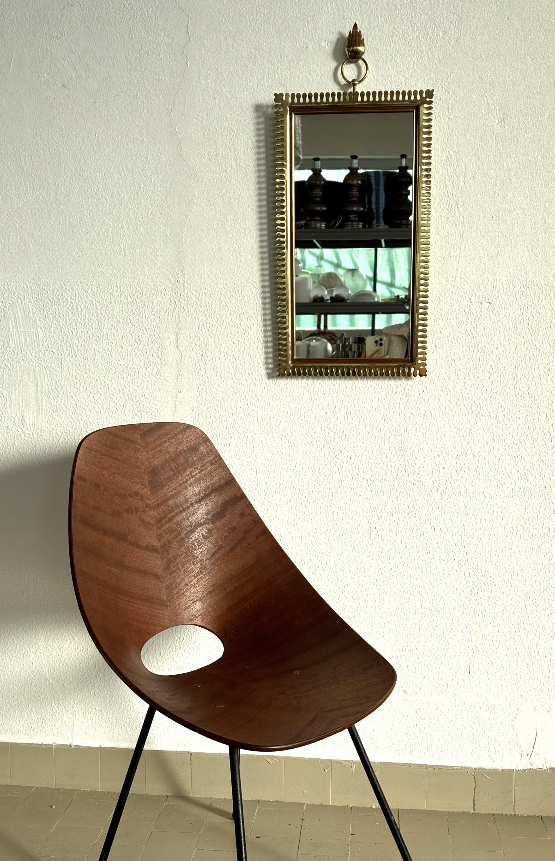 Miroir mural en laiton et verre de cristal par Vereinigte Werkstätten München, années 1970

Beautiful and rare wall mirror, made in Germany in the 1970s by excellent craftsmen of the Vereinigte Werkstätten München.
Complete with the wall hook in the