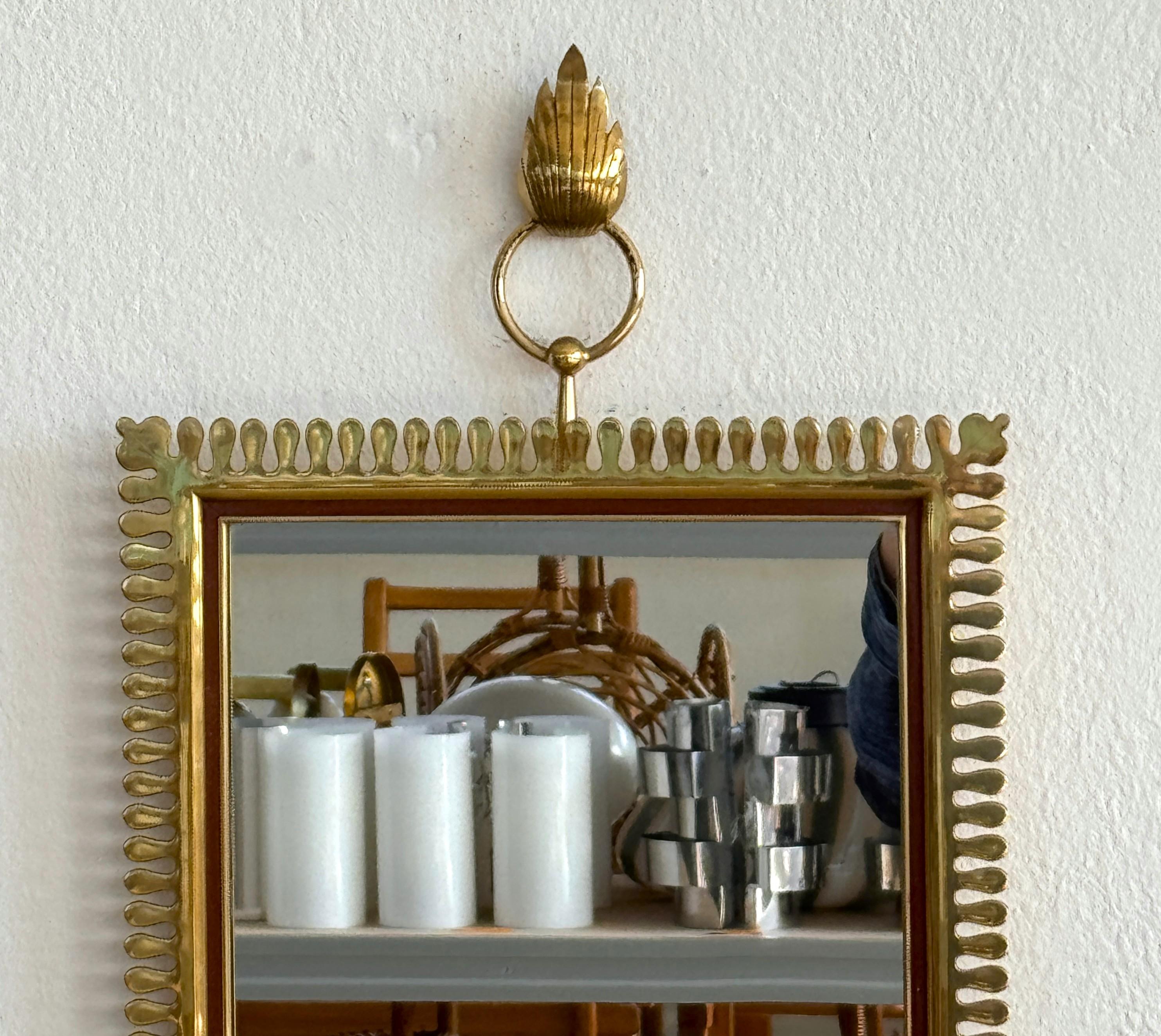 Laiton Miroir mural en laiton et verre de cristal par Vereinigte Werkstätten München, années 1970 en vente