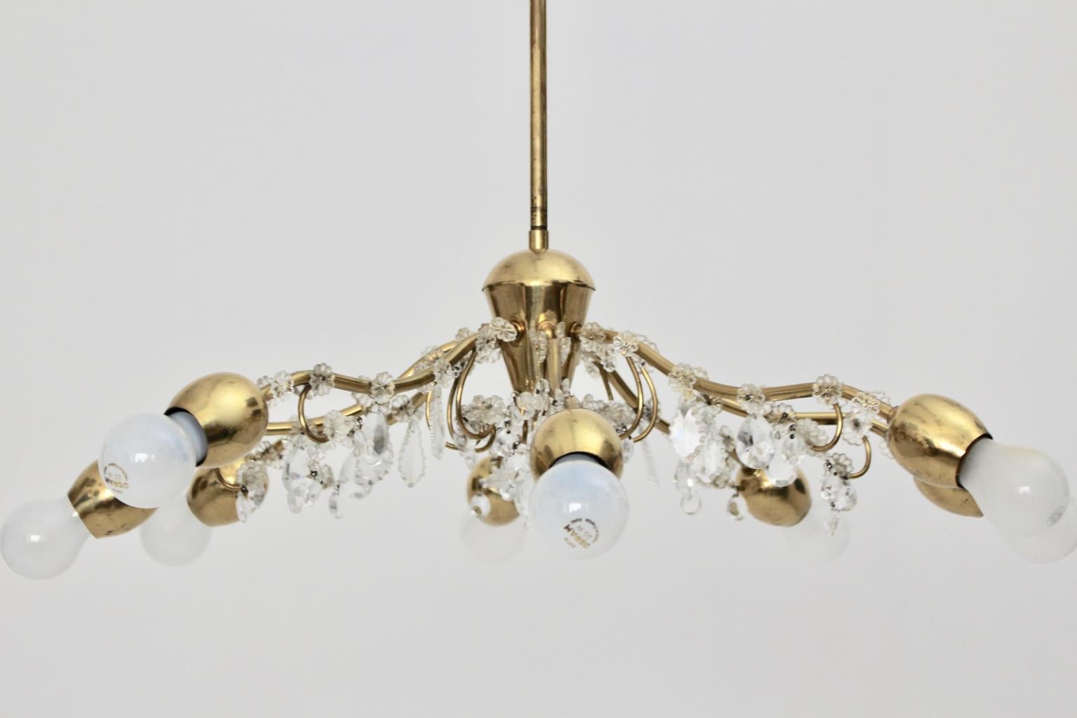 Mid Century Modern vintage chandelier, designed and manufactured by the Viennese company J & L Lobmeyr Vienna 1950s.
An elegant brass chandelier showing a frame with 8 arms and E 27 sockets and decorated with sparkling Swarovski crystals and glass