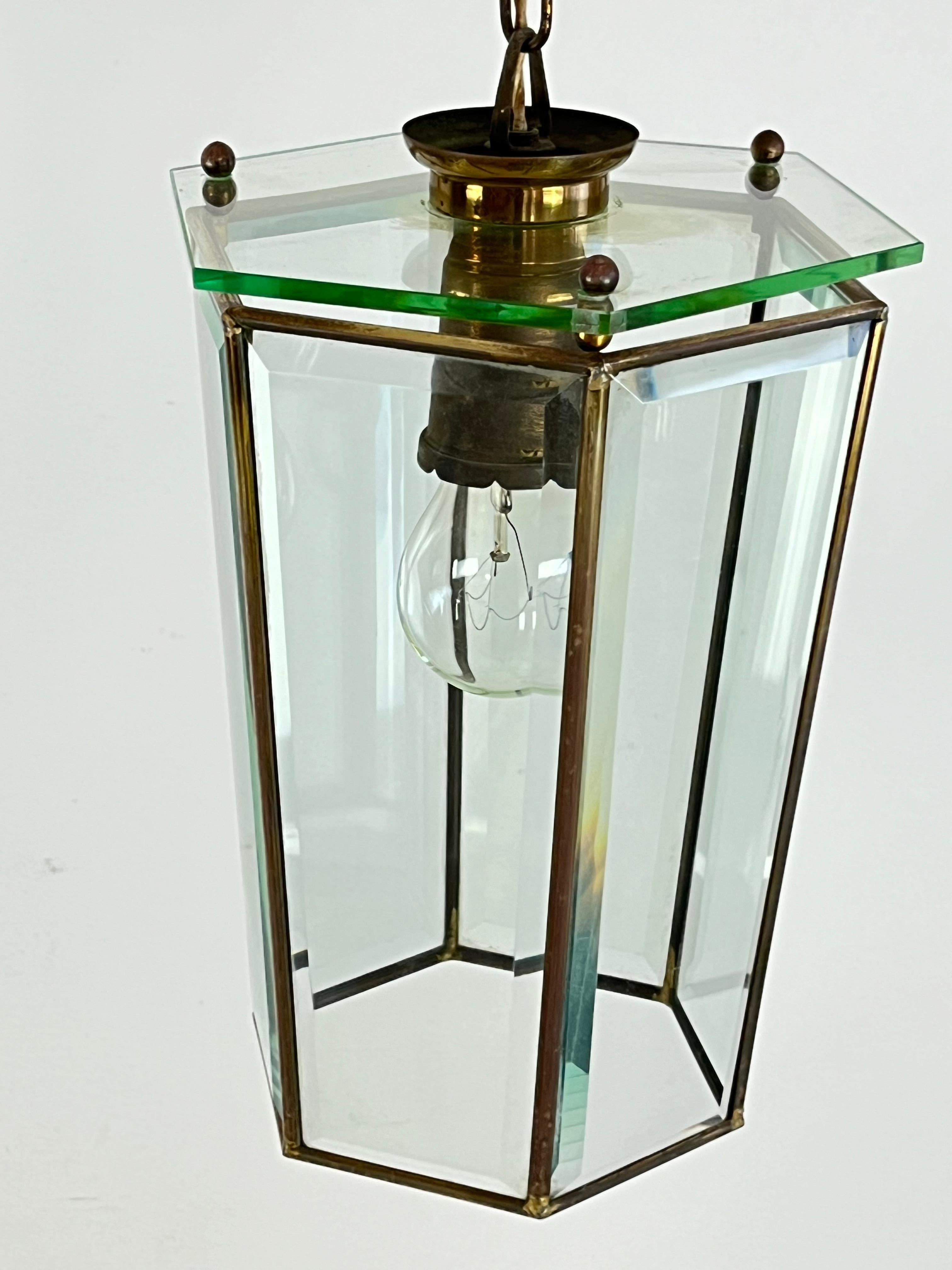 Hängeleuchte aus Messing und geschliffenem Glas, Adolf Loos zugeschrieben, Österreich, 1930er Jahre
Es ist in gutem Zustand und funktioniert. E27-Lampe.
Der Kronleuchter ist 21 cm x 18 cm x 30 cm hoch (98 cm mit Kette).

 Für Loos war das Ornament