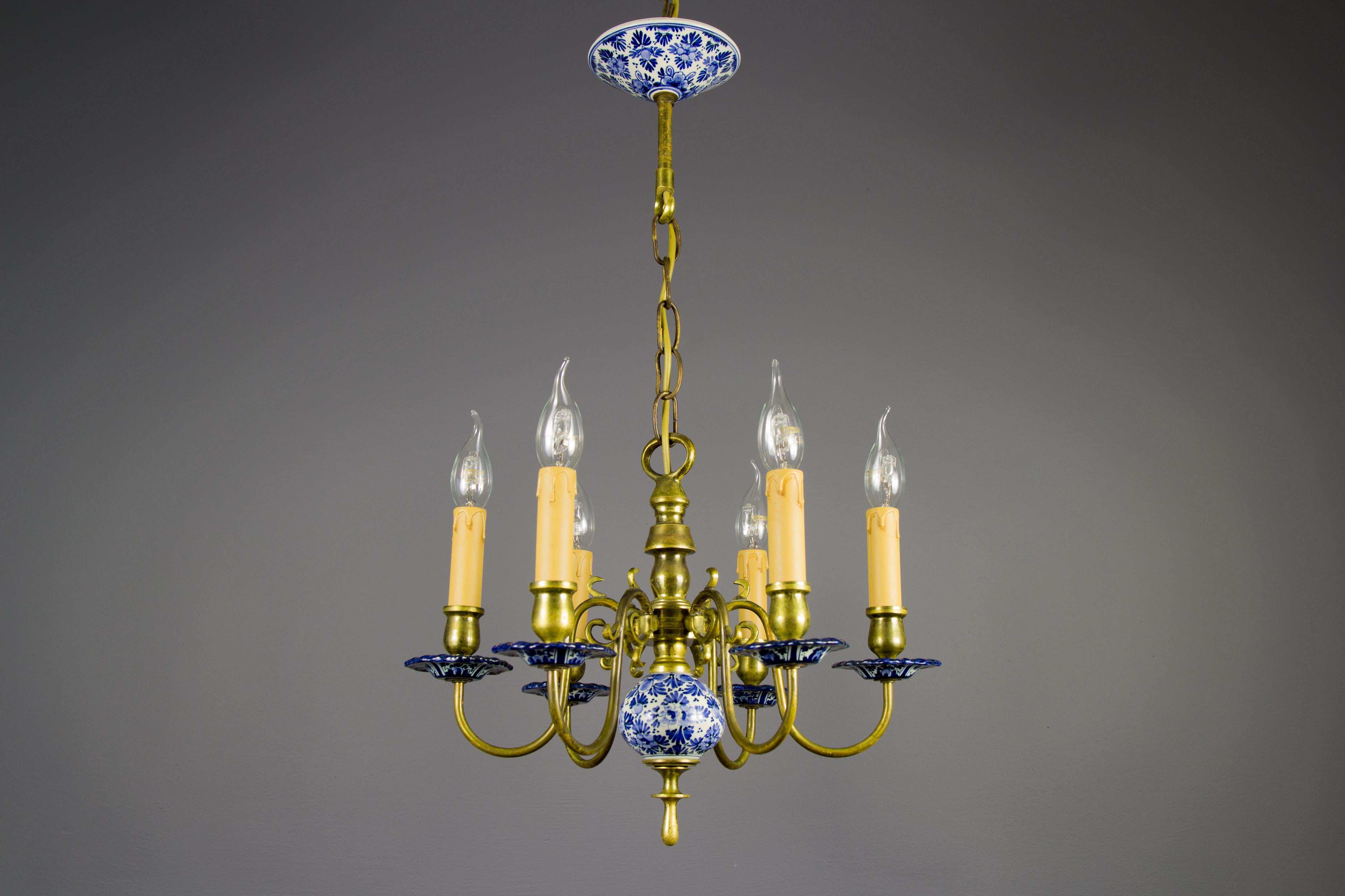 Dutch Brass and Delft Blue Porcelain Six-Light Chandelier In Good Condition In Barntrup, DE