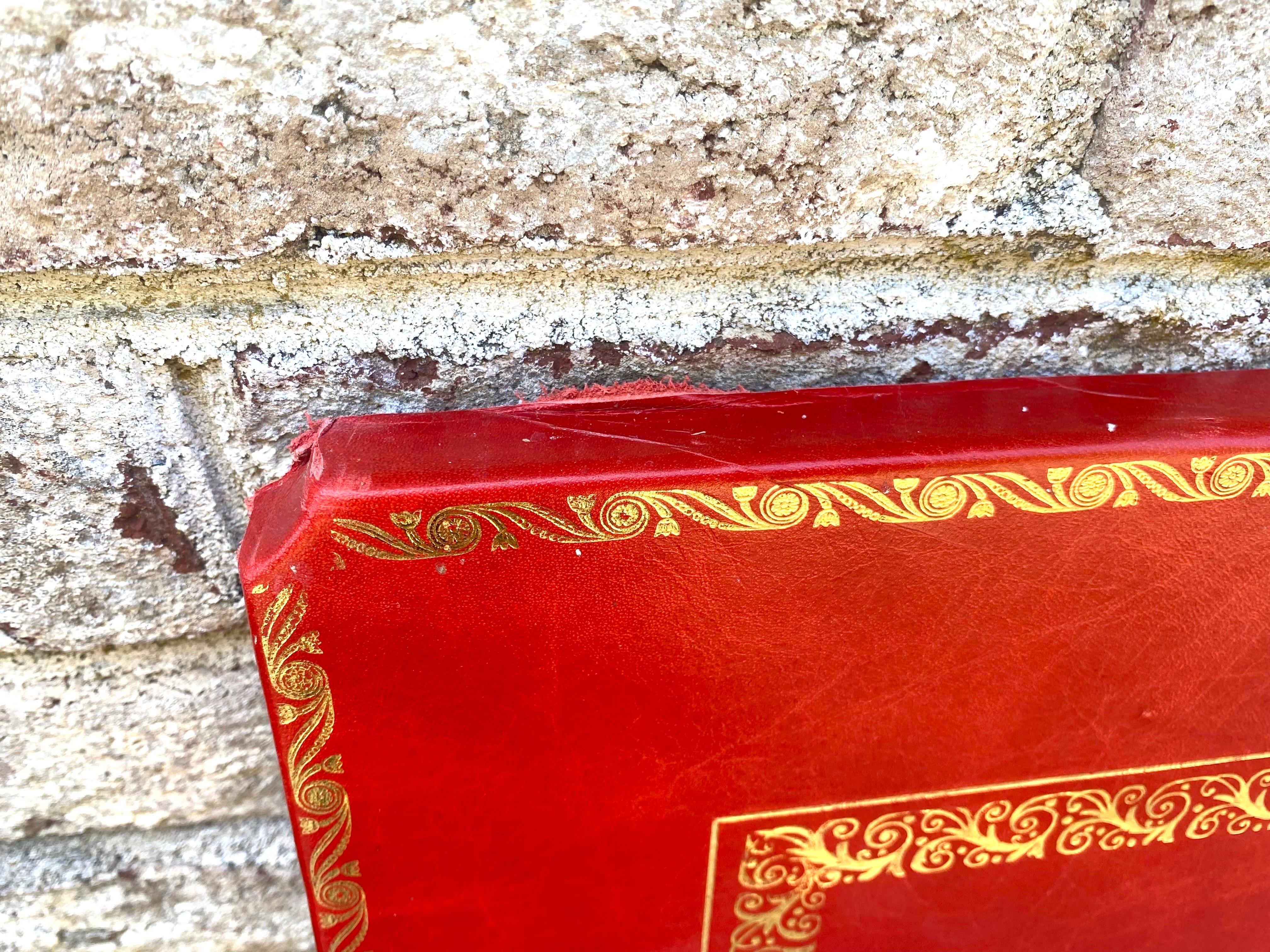 Couchtisch aus Messing und geprägtem rotem Leder in der Art von Maison Jansen im Zustand „Gut“ im Angebot in East Hampton, NY