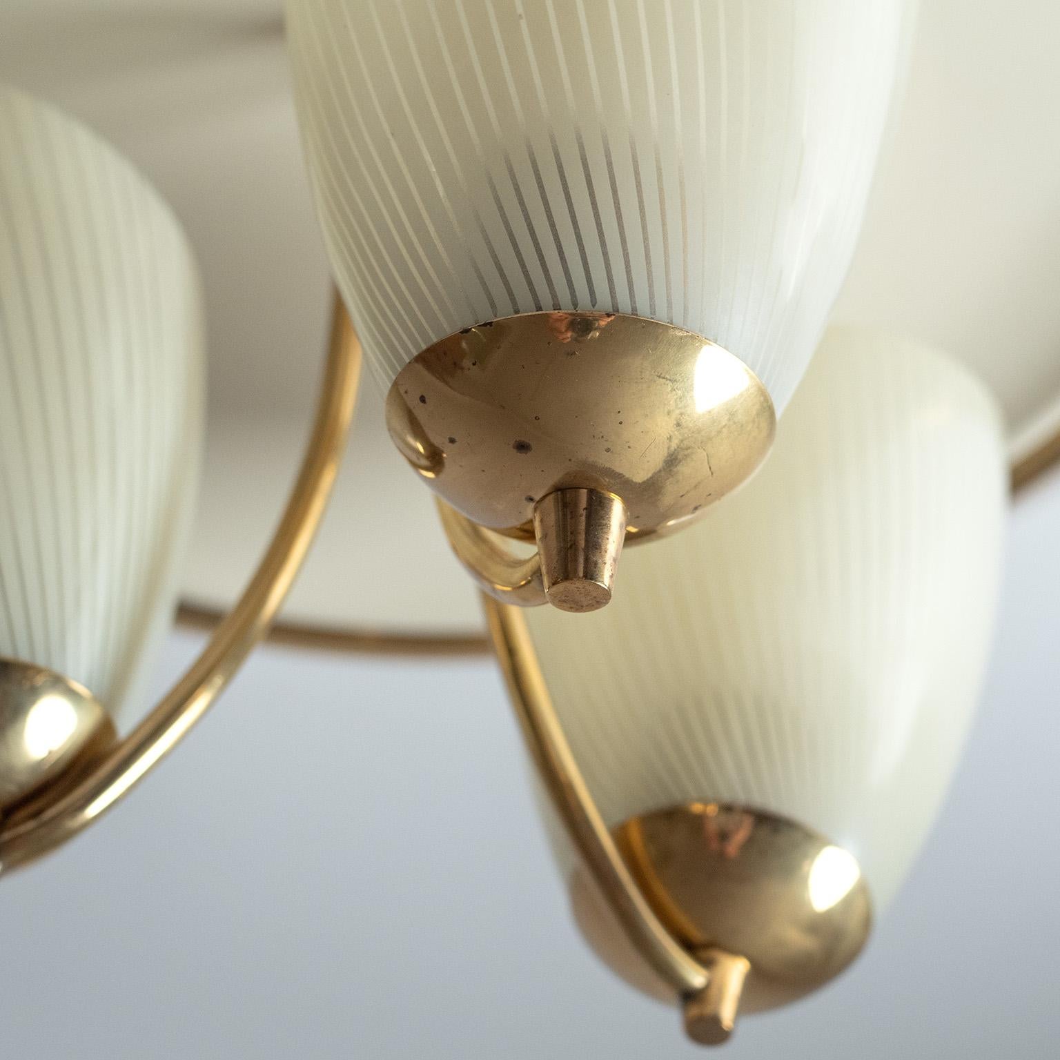 Monture affleurante en laiton et verre émaillé, années 1950 Bon état - En vente à Vienna, AT