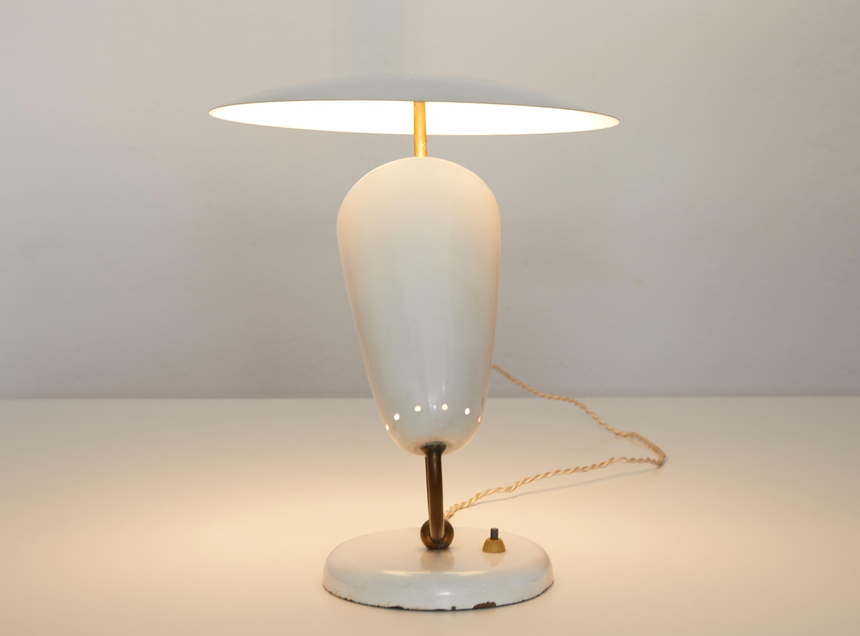 Brass and Enameled Metal Table Lamp, Stilnovo Inspired, Switzerland, 1950 In Good Condition For Sale In Renens, CH