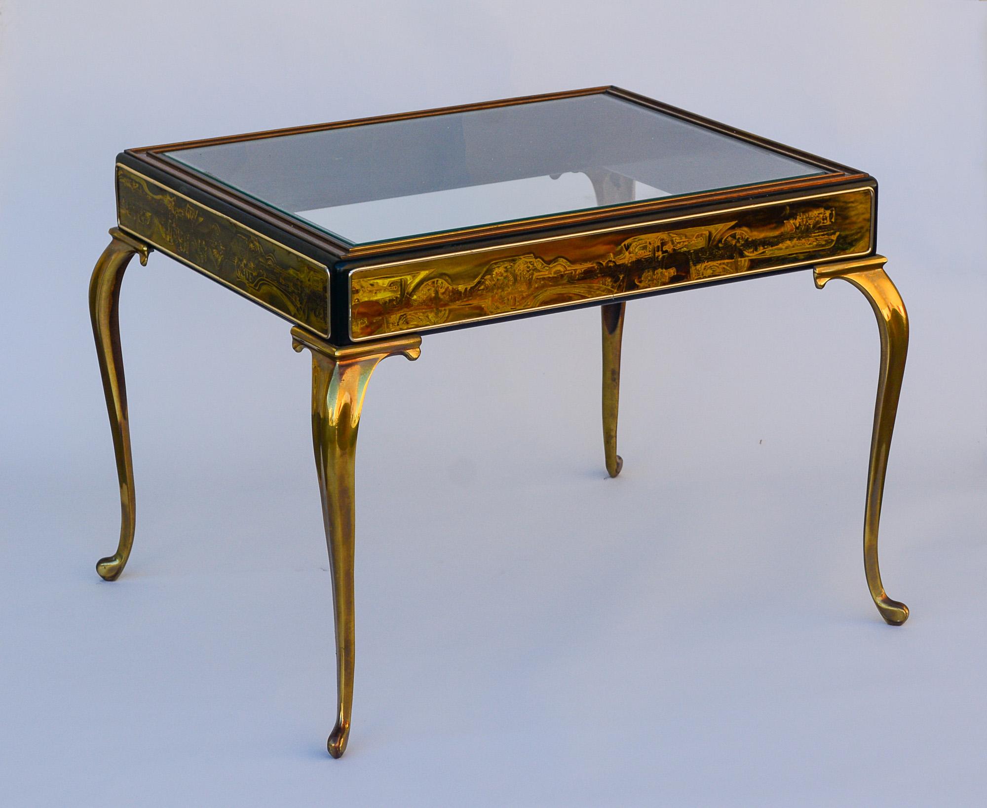 Table d'appoint de Bernhard Rohne pour Mastercraft. Il est doté de pieds cabriolets en laiton et d'un plateau en bois laqué sur lequel sont incrustés des panneaux en bronze gravé. Le verre de cette table n'est pas d'origine. Il aurait été plus épais