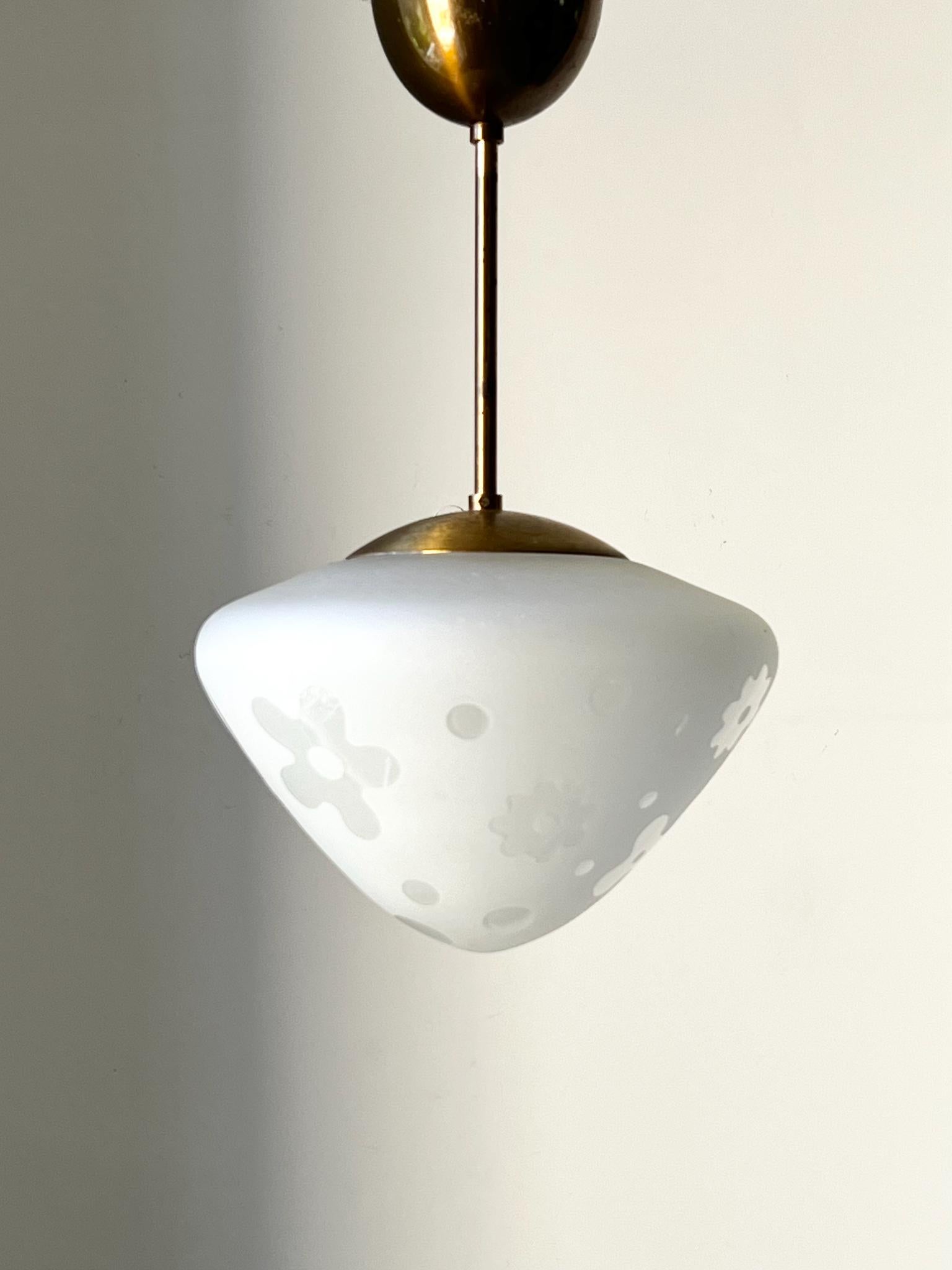 Una lampada a sospensione in vetro, con semplici decorazioni incise a forma di fiori e foglie. In stile tardo art déco, trovato in Svezia. Il pezzo è ben realizzato, con vetro spesso e molto simile allo stile dei lavori dell'azienda Böhlmarks degli