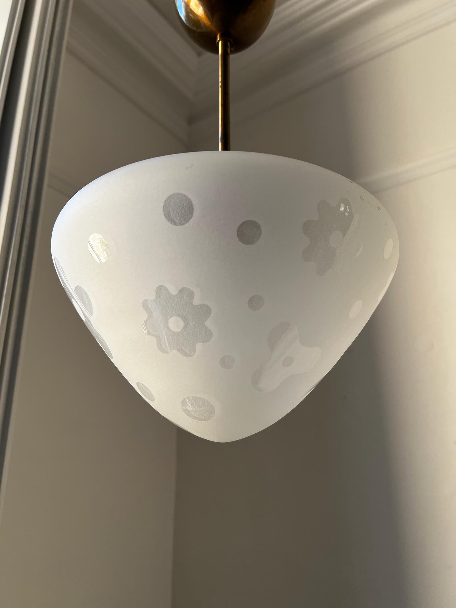 Svedese Lampada a sospensione in ottone e vetro acidato, attribuita a Böhlmarks, Svezia in vendita