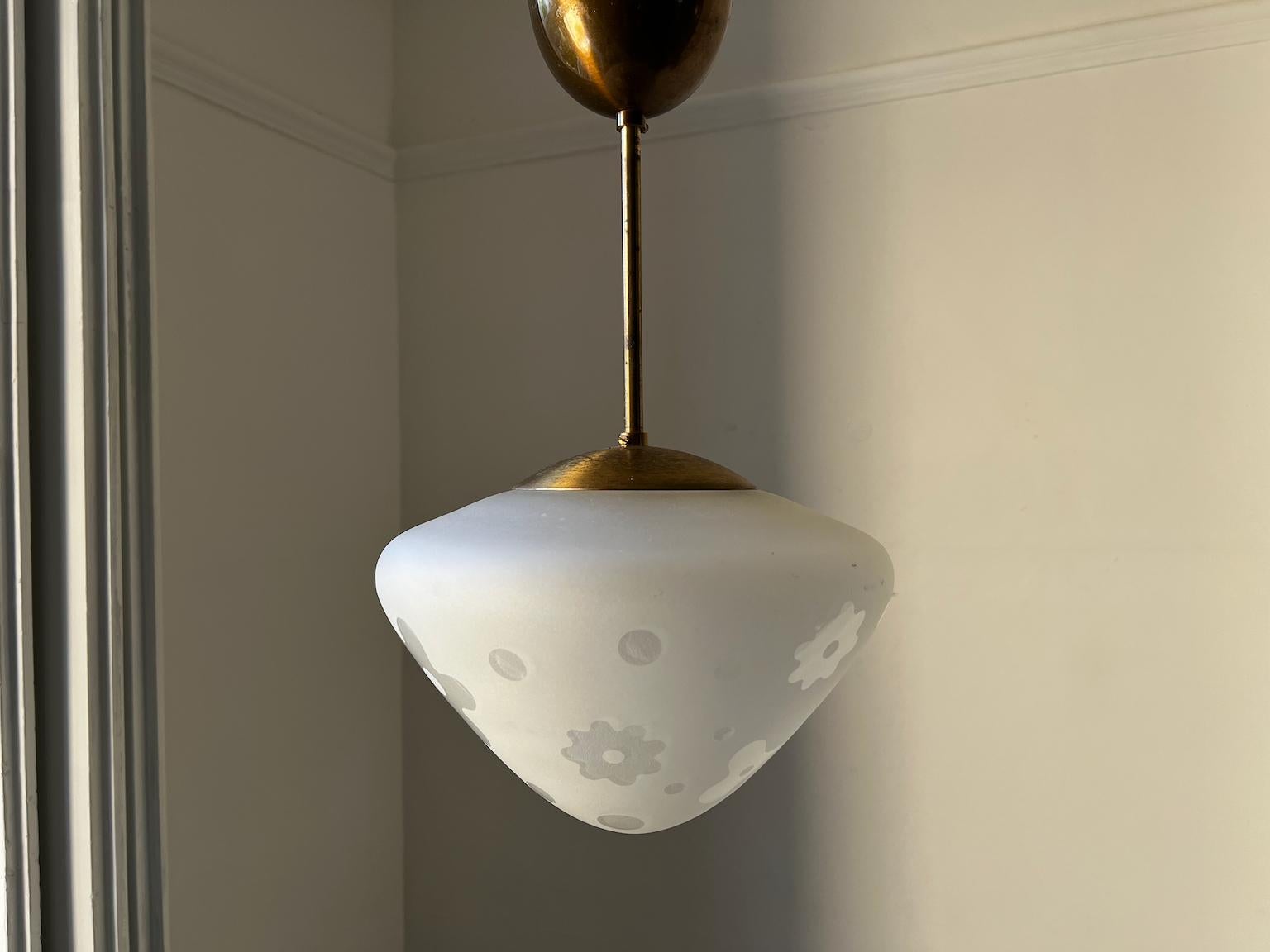 Realizzato con acquaforte Lampada a sospensione in ottone e vetro acidato, attribuita a Böhlmarks, Svezia in vendita