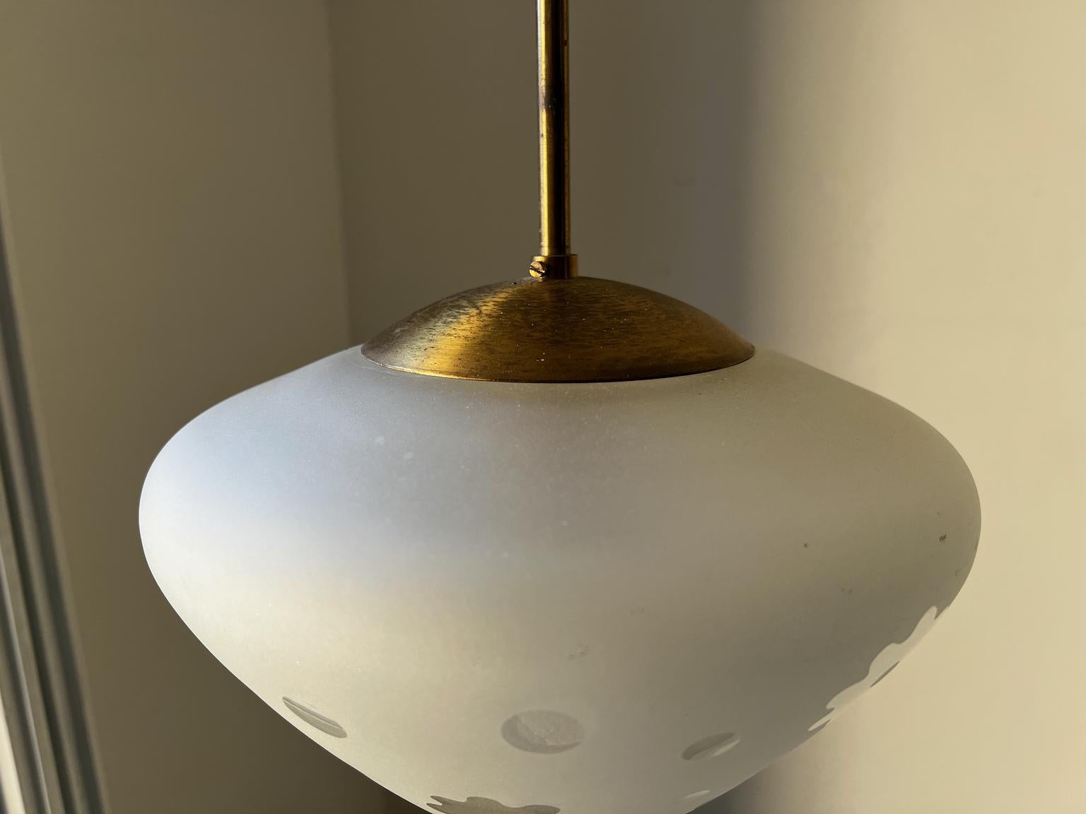 Lampada a sospensione in ottone e vetro acidato, attribuita a Böhlmarks, Svezia In condizioni buone in vendita a London, GB