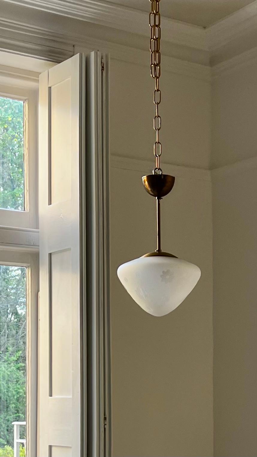 XX secolo Lampada a sospensione in ottone e vetro acidato, attribuita a Böhlmarks, Svezia in vendita