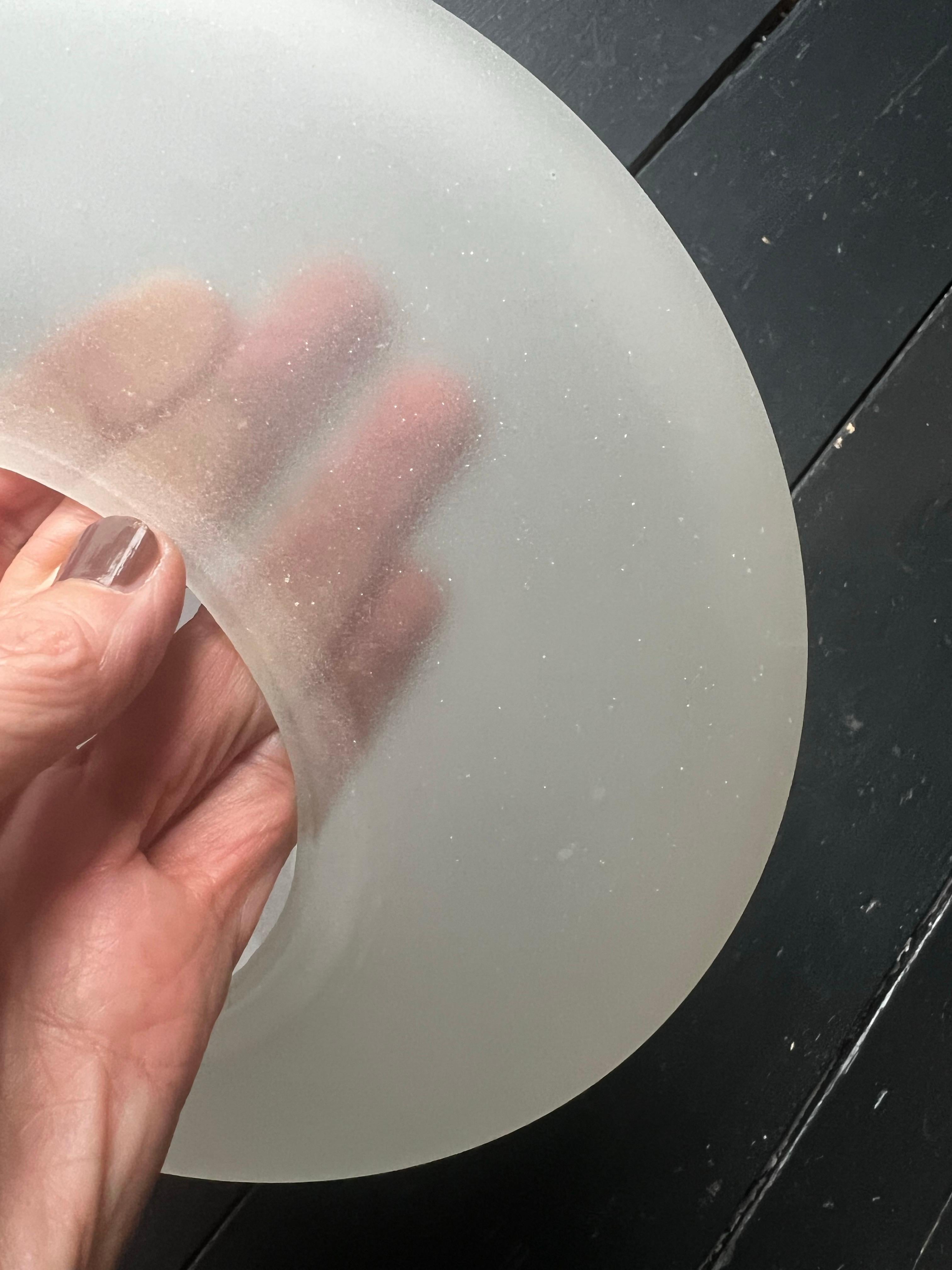 Ottone Lampada a sospensione in ottone e vetro acidato, attribuita a Böhlmarks, Svezia in vendita