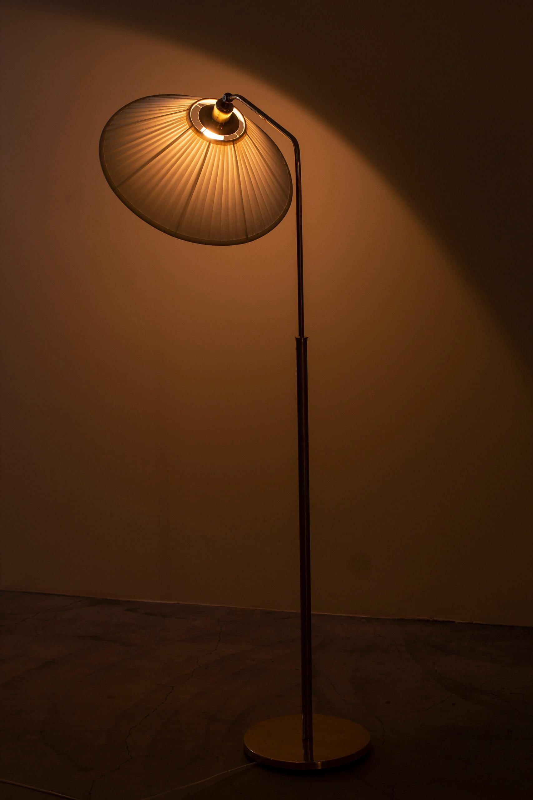 Brass and fabric floor lamps by Harald Elof Notini, Böhlmarks, 1940s For Sale 7