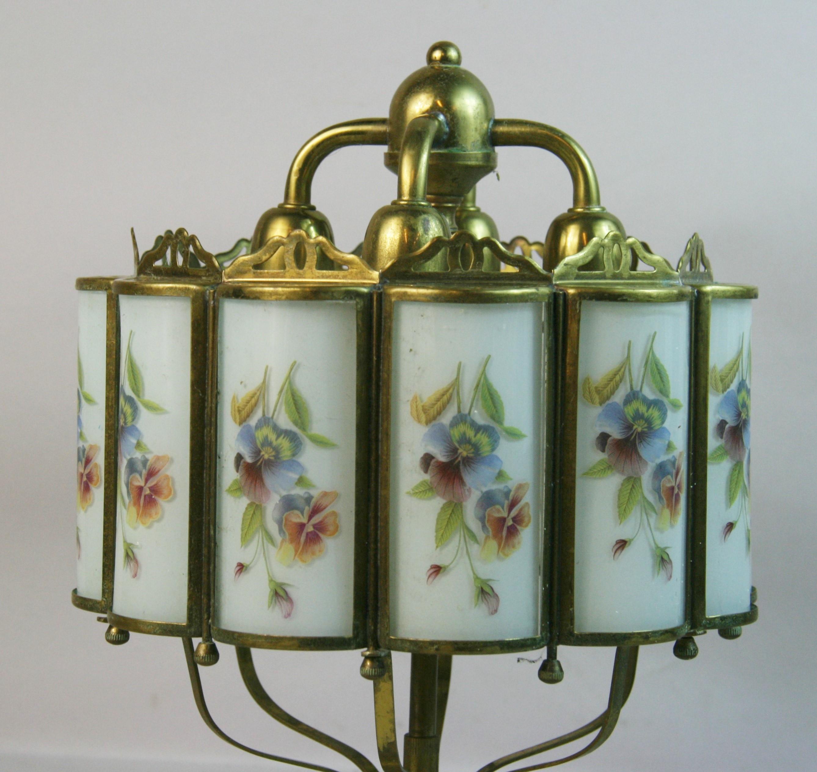Plafonnier à quatre éclairages incurvé en laiton et verre peint à motifs floraux des années 1940 Bon état - En vente à Douglas Manor, NY
