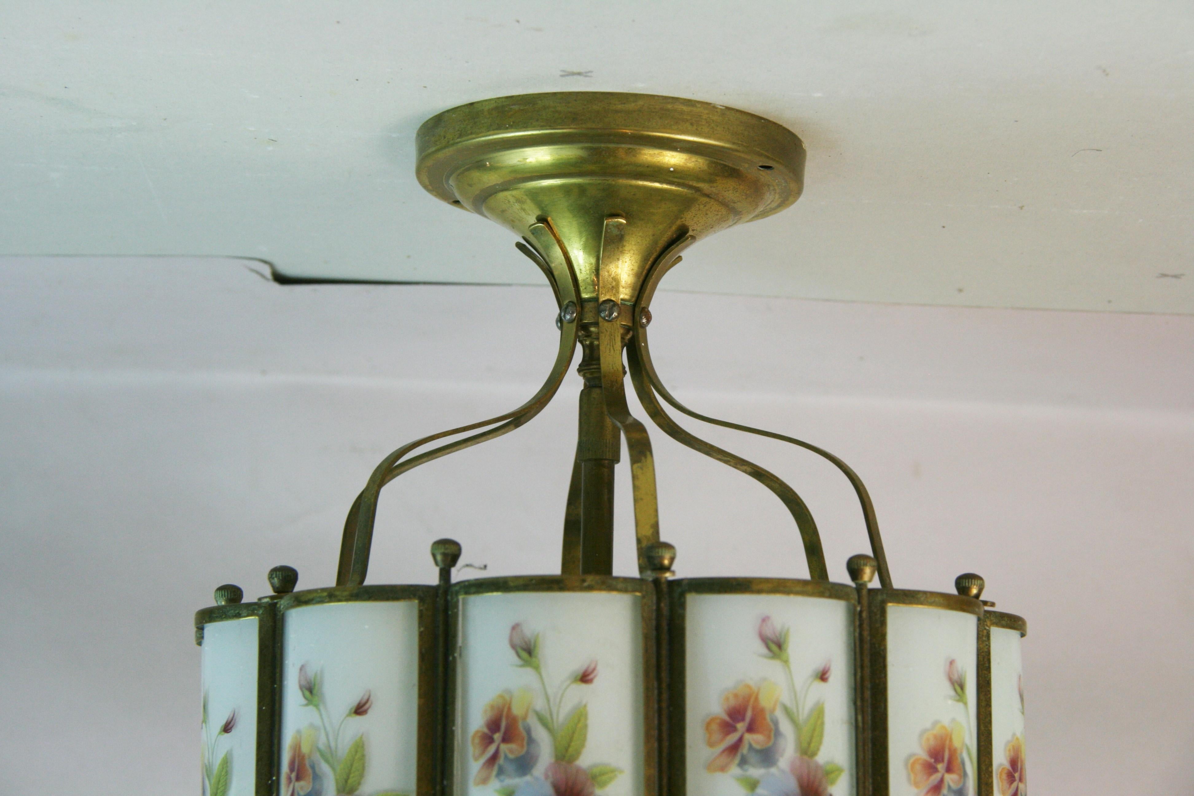 Milieu du XXe siècle Plafonnier à quatre éclairages incurvé en laiton et verre peint à motifs floraux des années 1940 en vente
