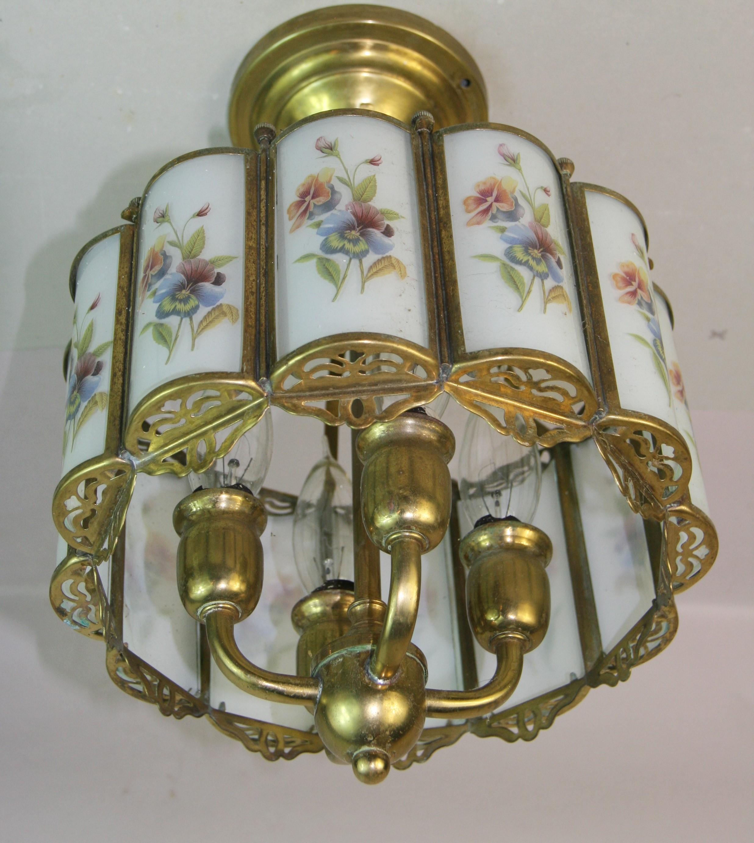 Laiton Plafonnier à quatre éclairages incurvé en laiton et verre peint à motifs floraux des années 1940 en vente