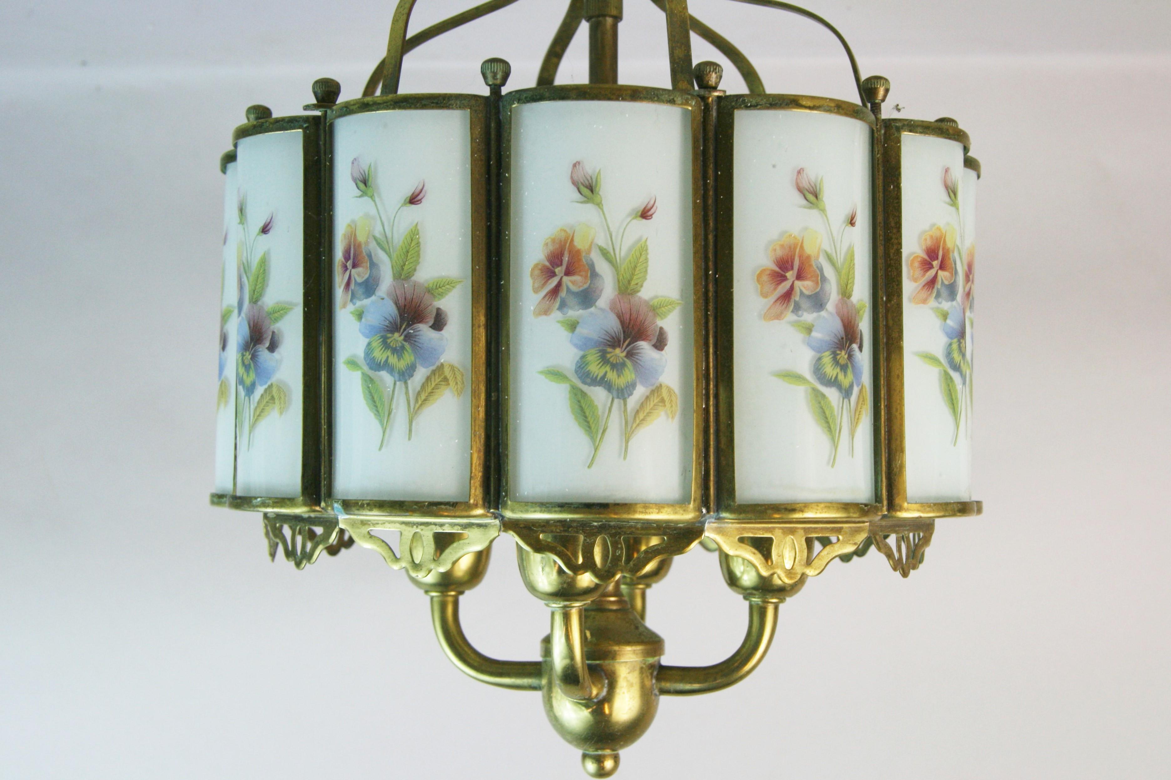 Plafonnier à quatre éclairages incurvé en laiton et verre peint à motifs floraux des années 1940 en vente 1
