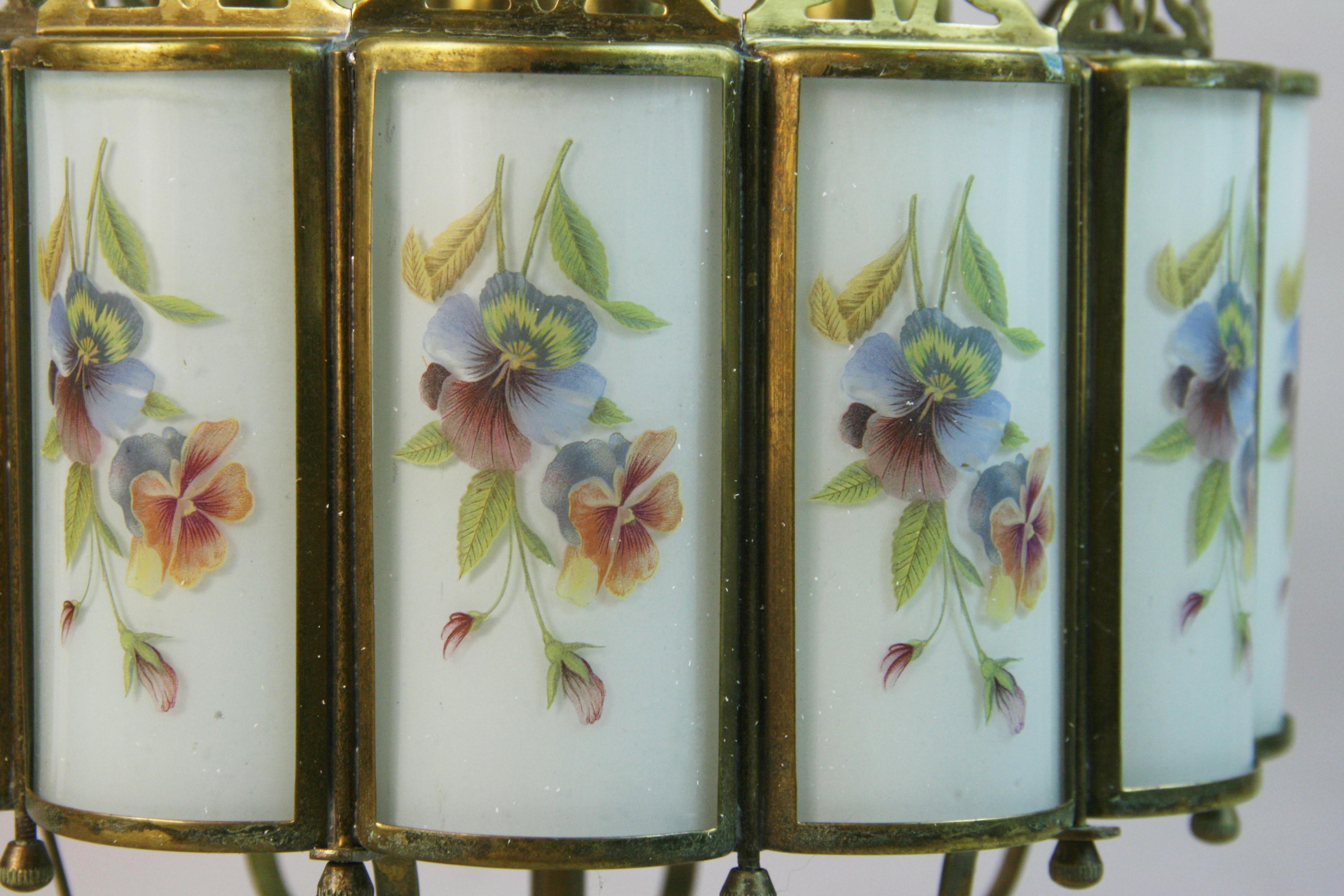 Plafonnier à quatre éclairages incurvé en laiton et verre peint à motifs floraux des années 1940 en vente 2