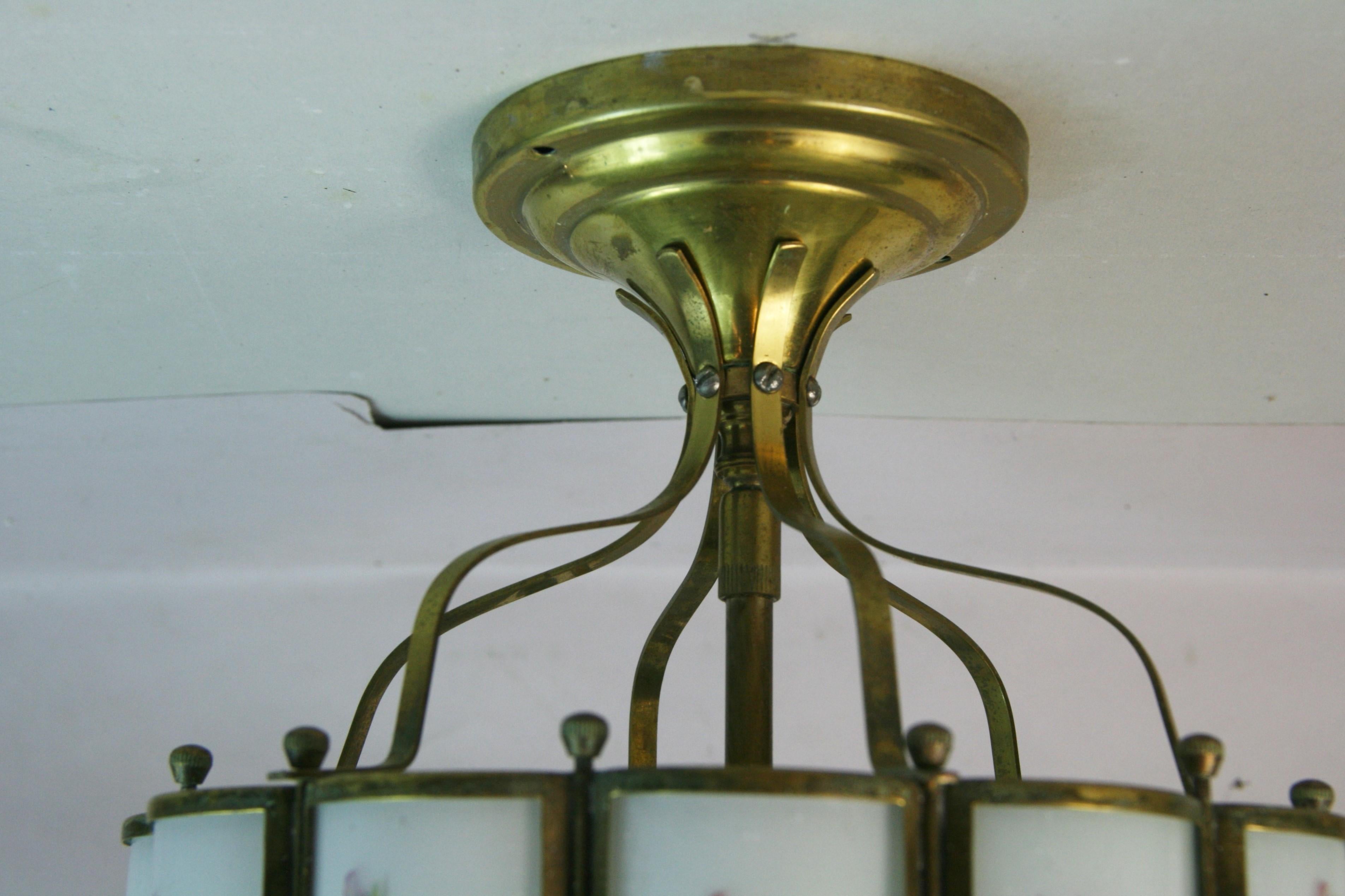 Plafonnier à quatre éclairages incurvé en laiton et verre peint à motifs floraux des années 1940 en vente 3