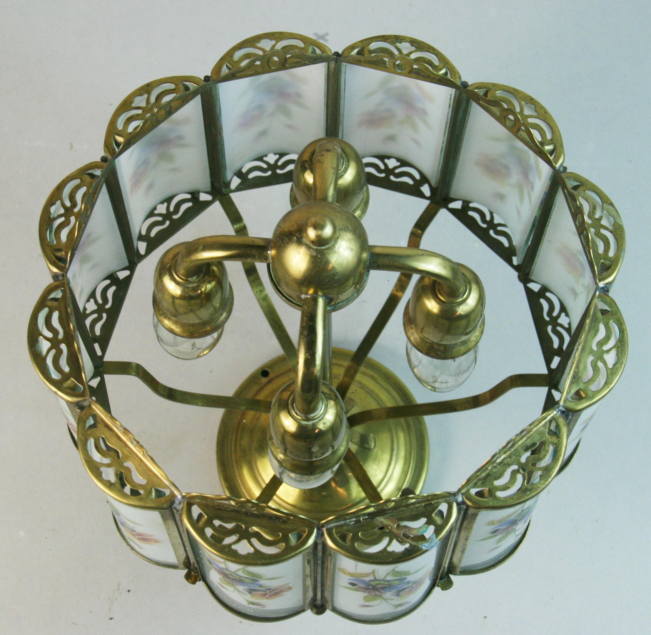 Plafonnier à quatre éclairages incurvé en laiton et verre peint à motifs floraux des années 1940 en vente 4