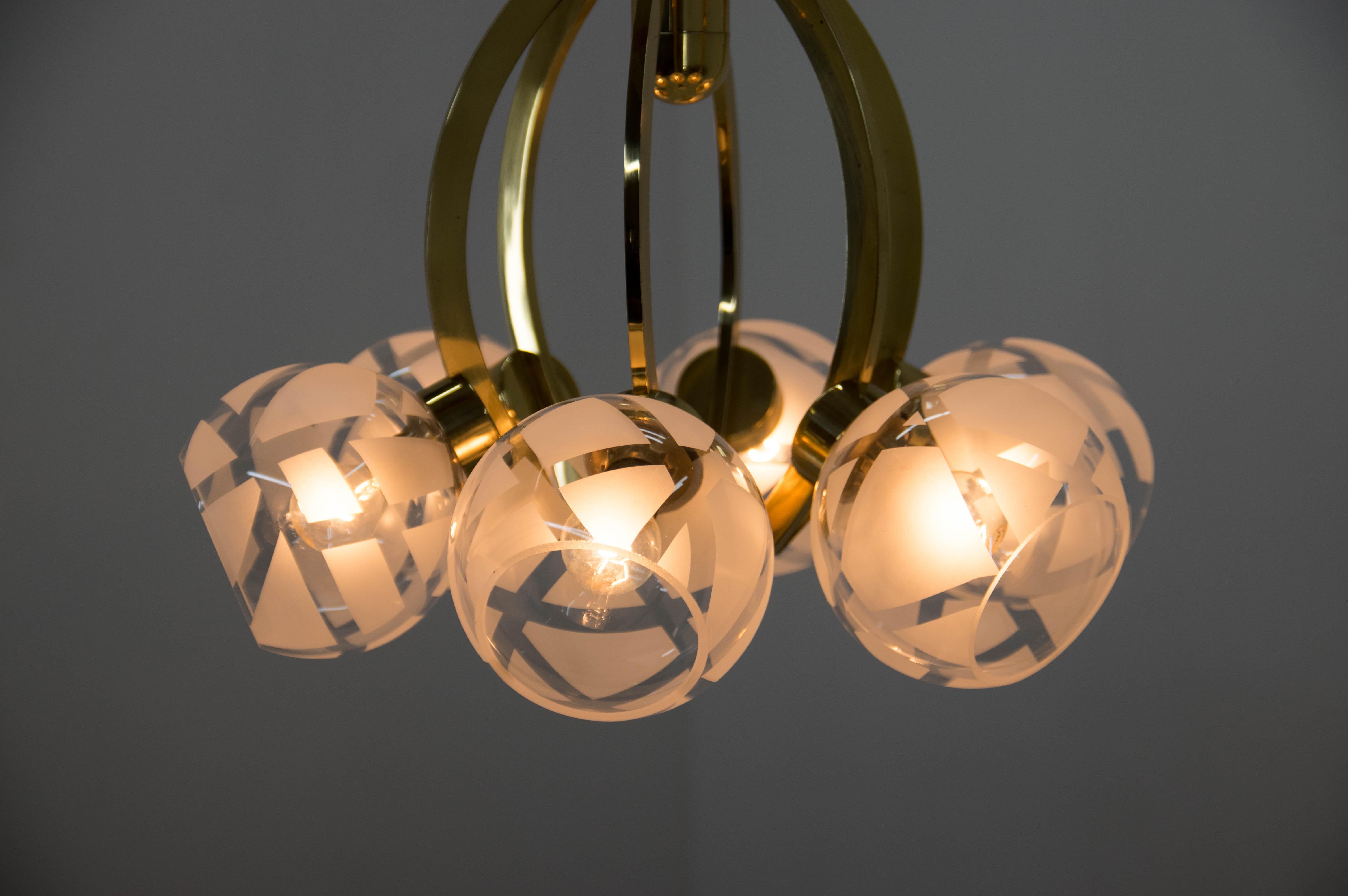 Lampadario a 6 fiamme in ottone e vetro, anni '80 in vendita 1