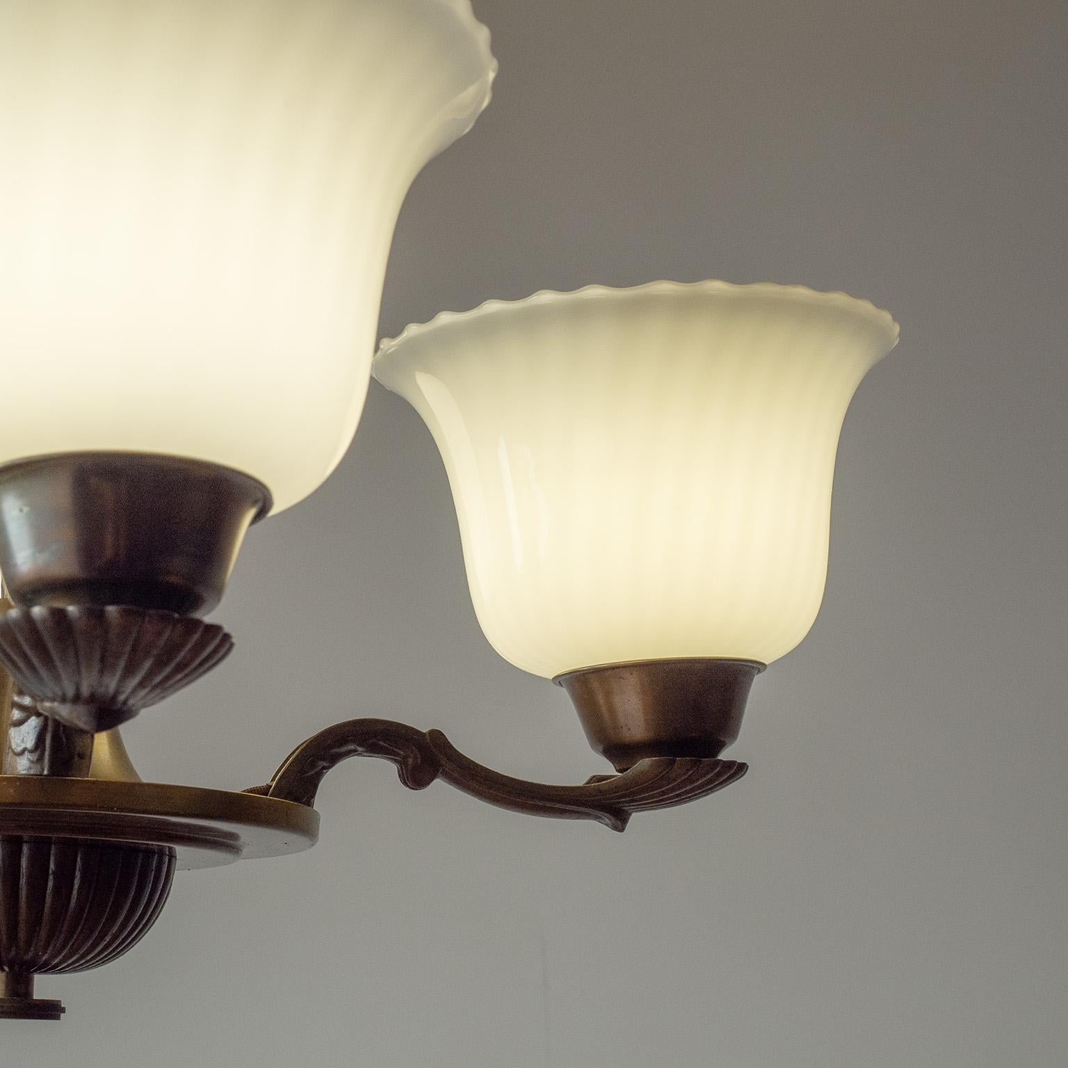 Lustre Art Déco en laiton et verre, années 1930 Bon état - En vente à Vienna, AT