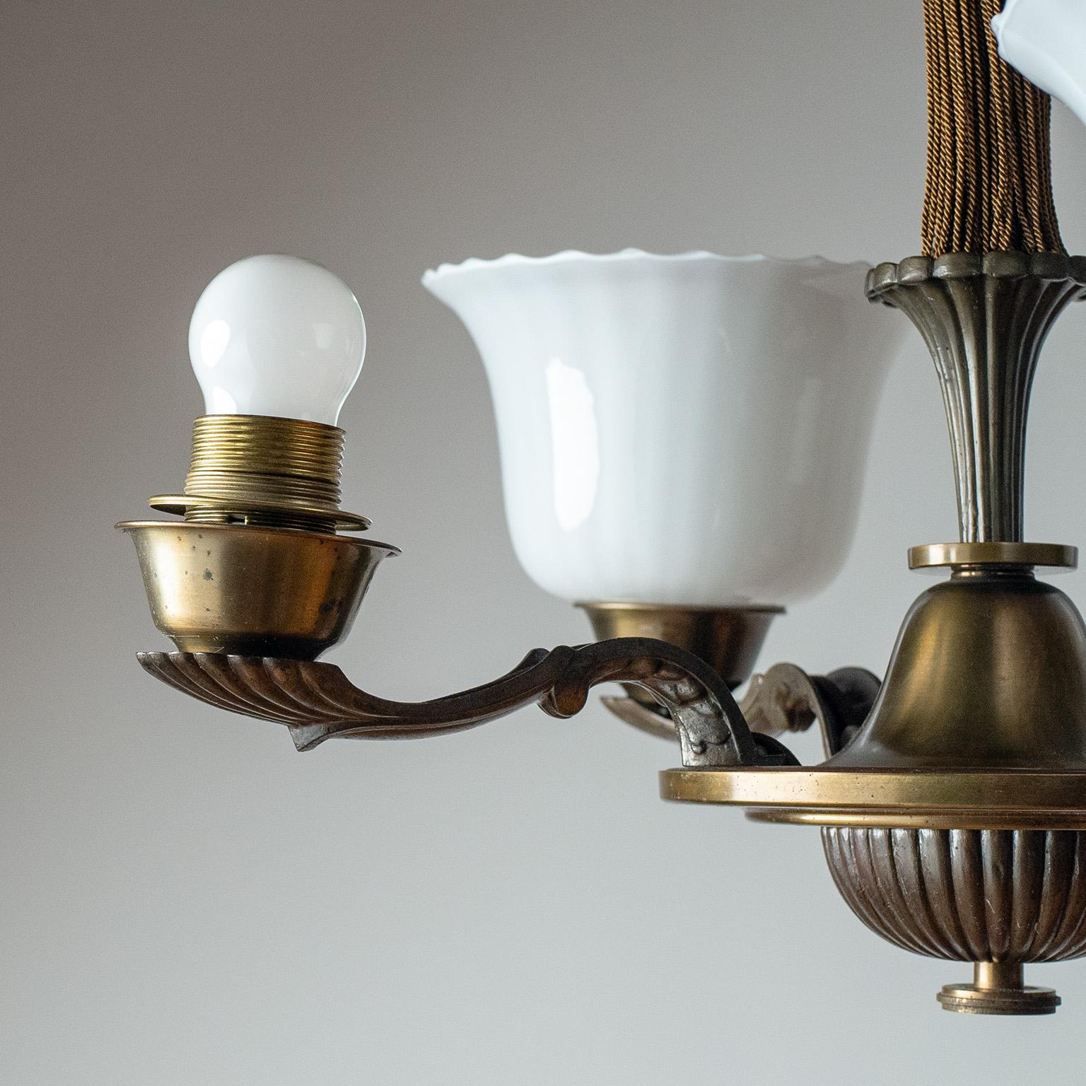 Milieu du XXe siècle Lustre Art Déco en laiton et verre, années 1930 en vente